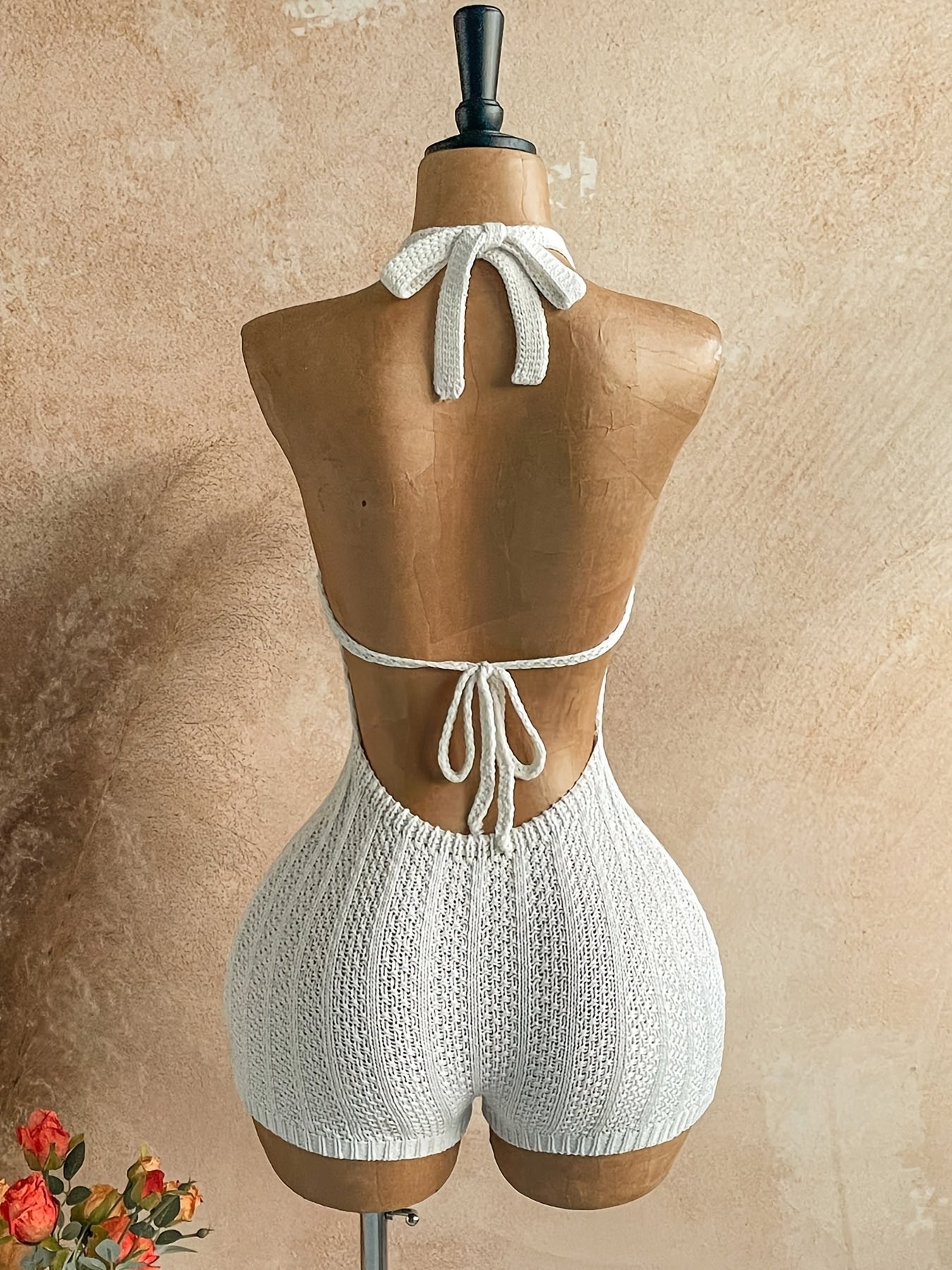 Damen Häkel-Strand-Overall mit tiefem Ausschnitt und Halterneck – Boho Stil für Sommer & Urlaub