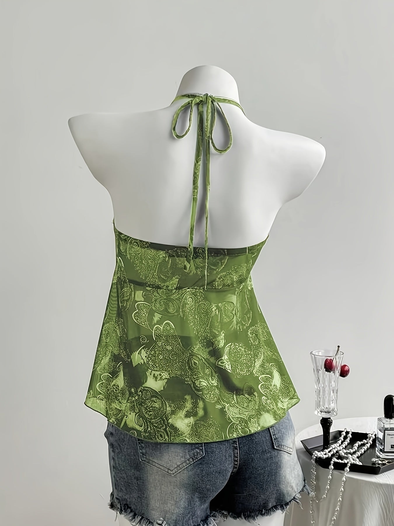 Damen Halterneck Volant-Top mit Herzmuster und Rüschen – Verspielter, femininer Look für Freizeit und Ausgehen