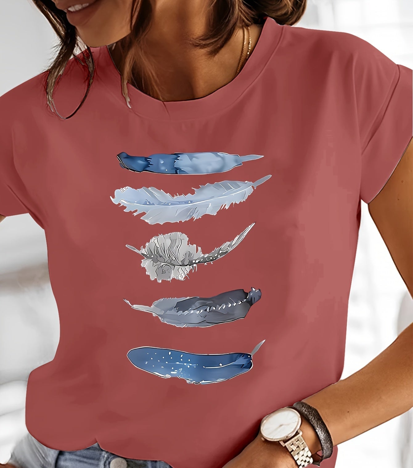 Damen T-Shirt mit künstlerischem Feder-Print – Lässiger Stil für Alltag & Freizeit