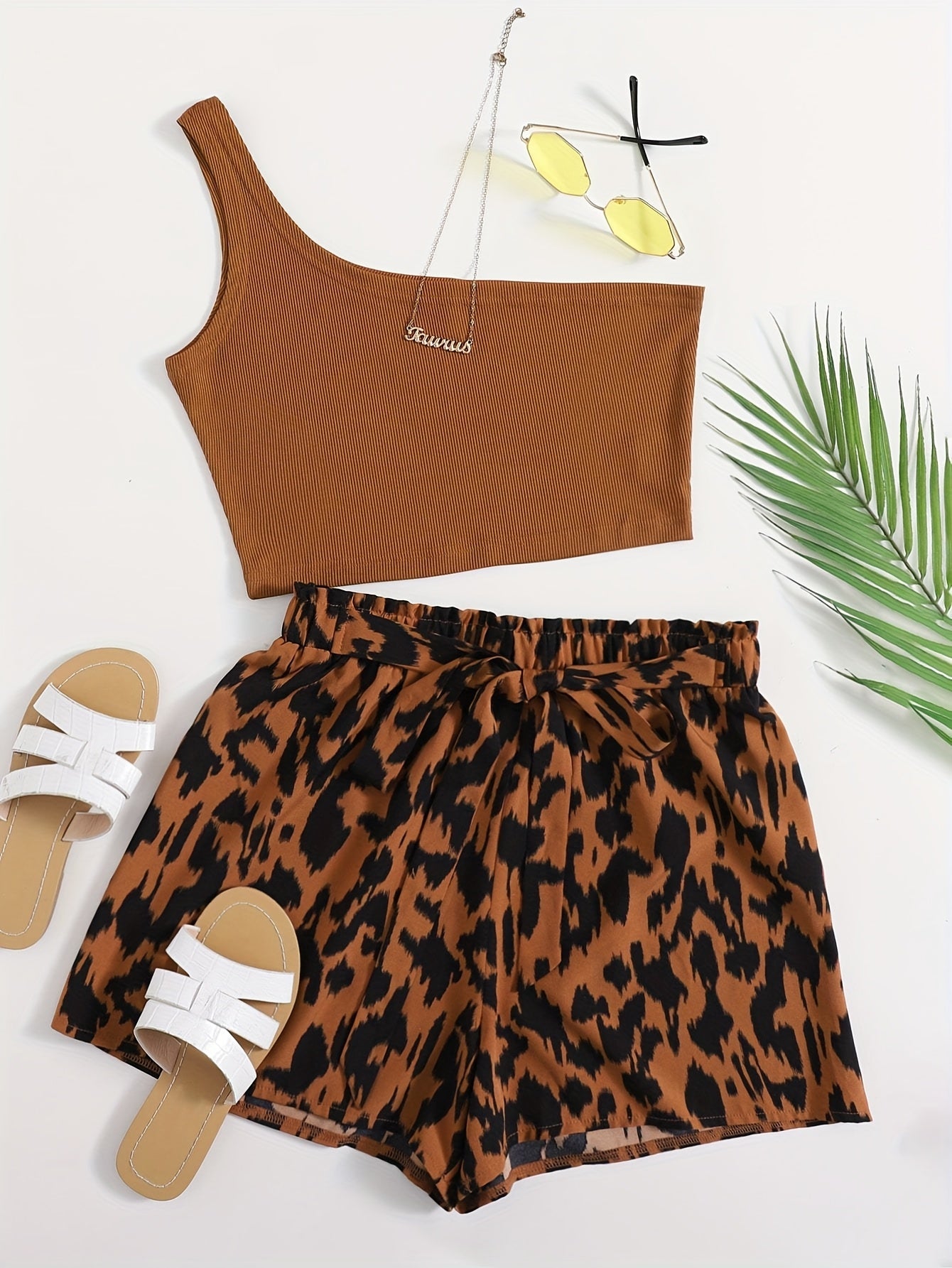 Damen Sommer Set mit Ein-Schulter-Top und Animalprint Shorts – Modisches Freizeit Outfit