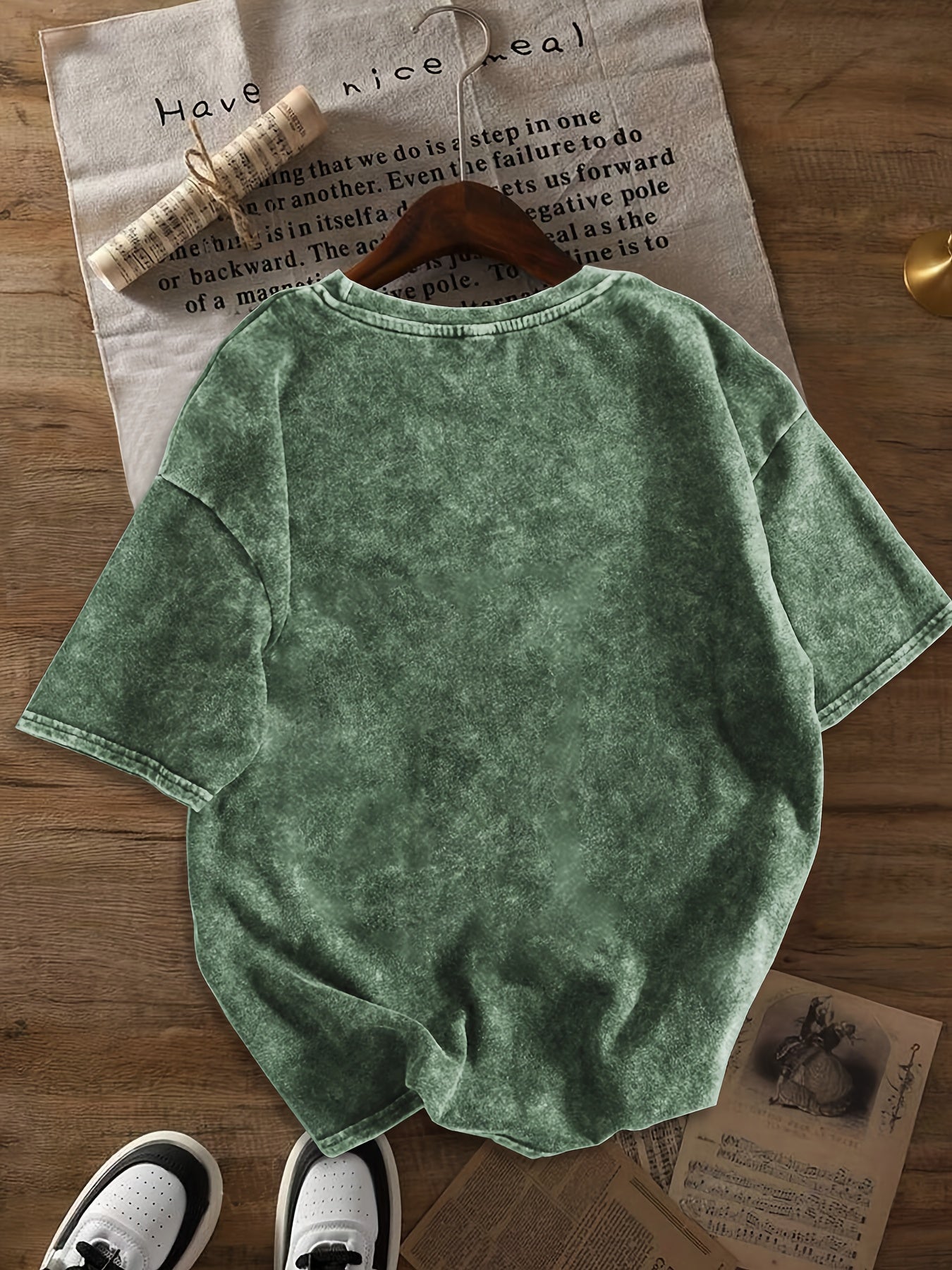 Damen Casual Streetwear T-Shirt mit Jeans-Shorts – Trendiges Freizeit-Outfit für den Sommer