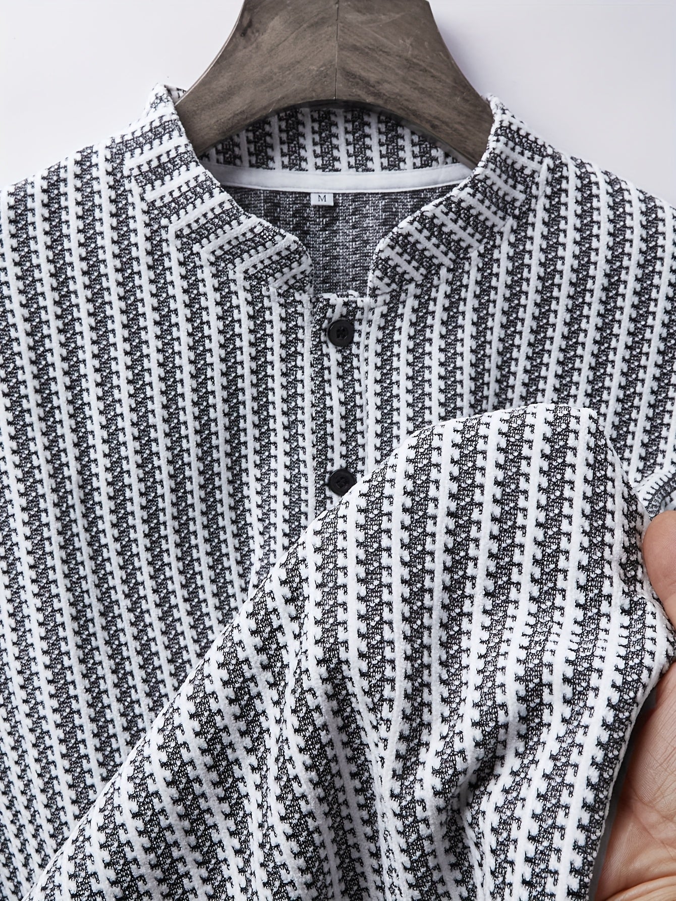Herren Langarm Stehkragen Henley Shirt mit Streifenmuster – Lässiger und Eleganter Look