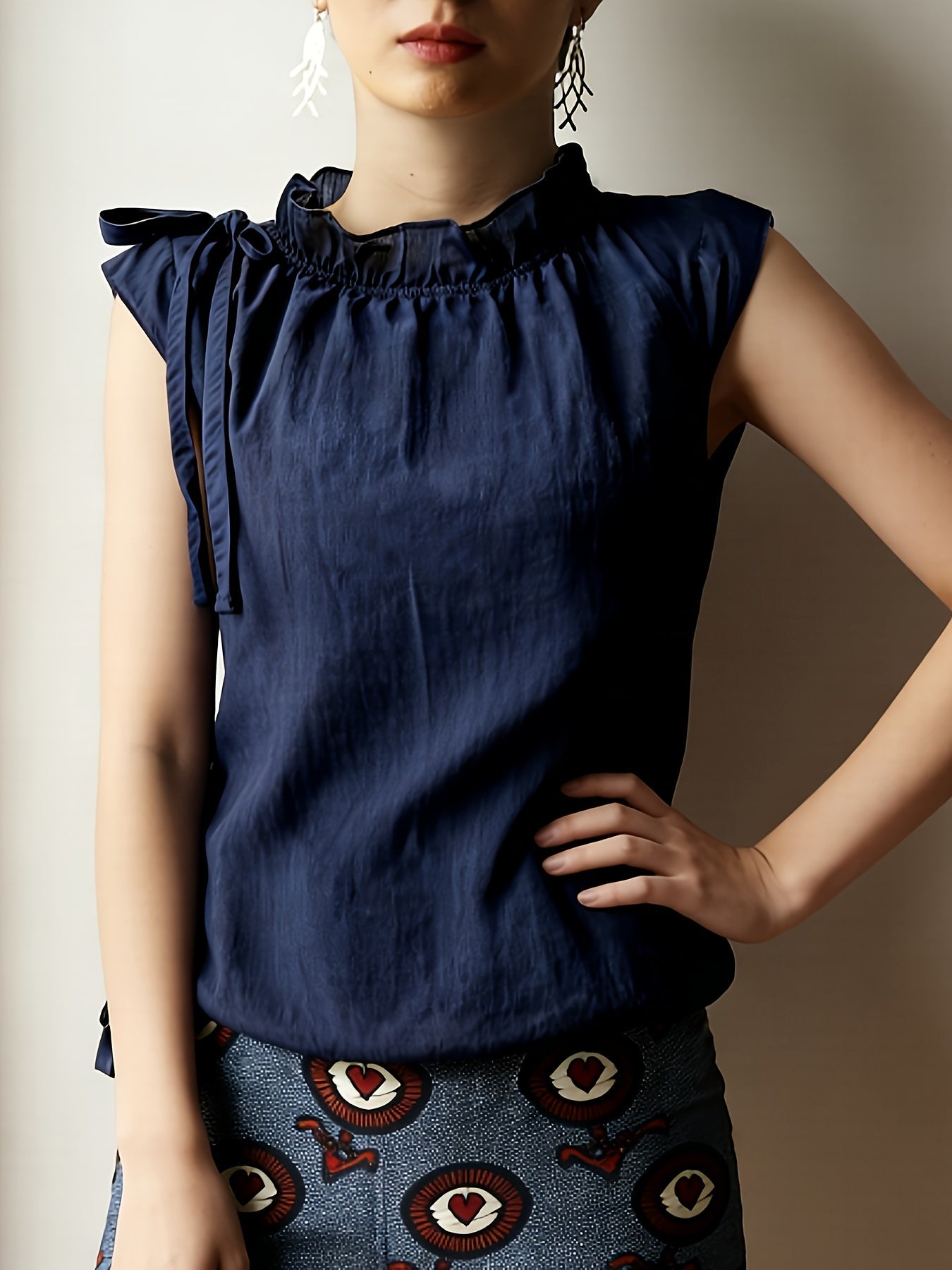 Damen Blusentop mit Rüschenkragen und Schleifendetail – Eleganter Alltags- und Büro-Look