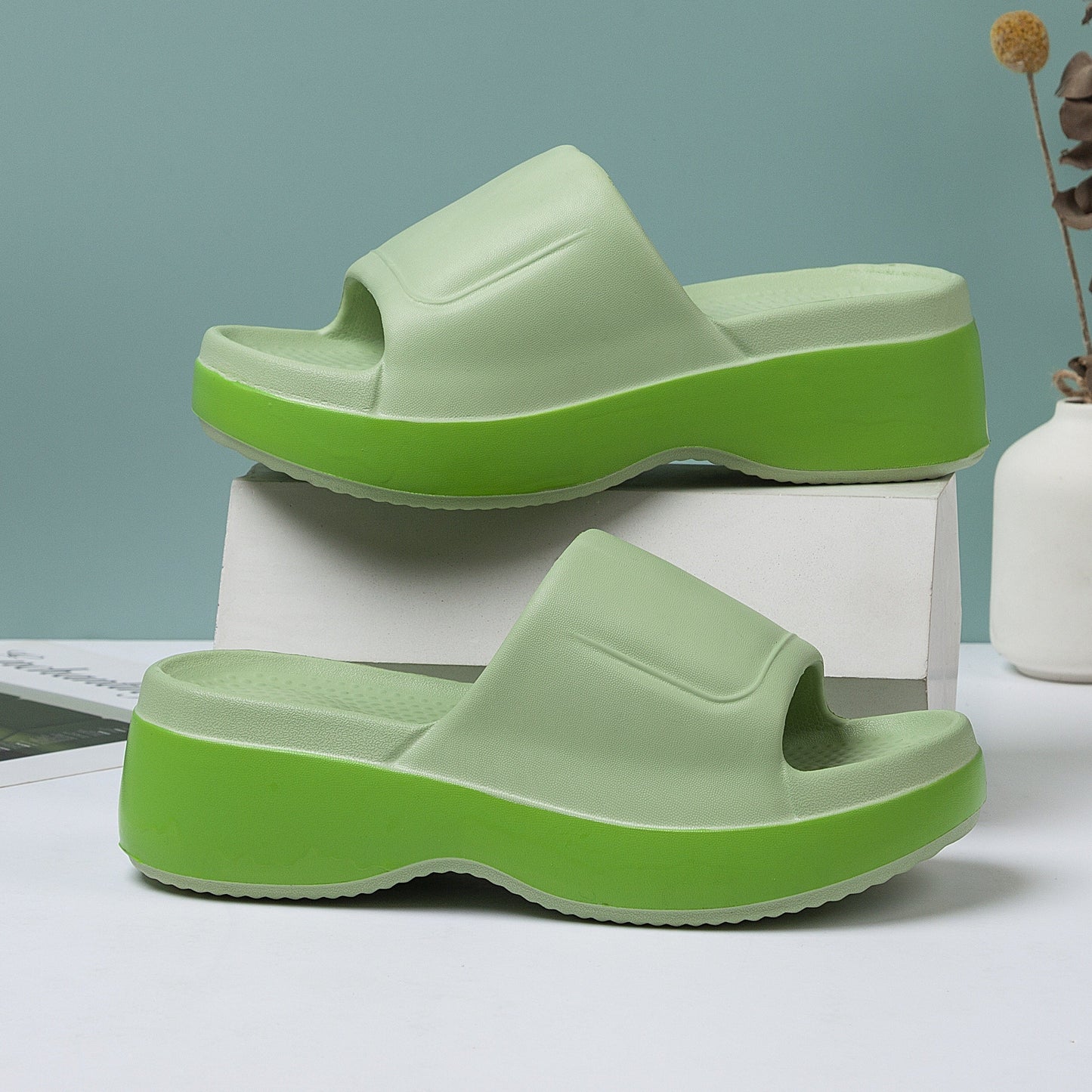 Damen Plateau-Slipper – Bequeme Sommer Hausschuhe mit offener Zehenpartie und rutschfester Sohle