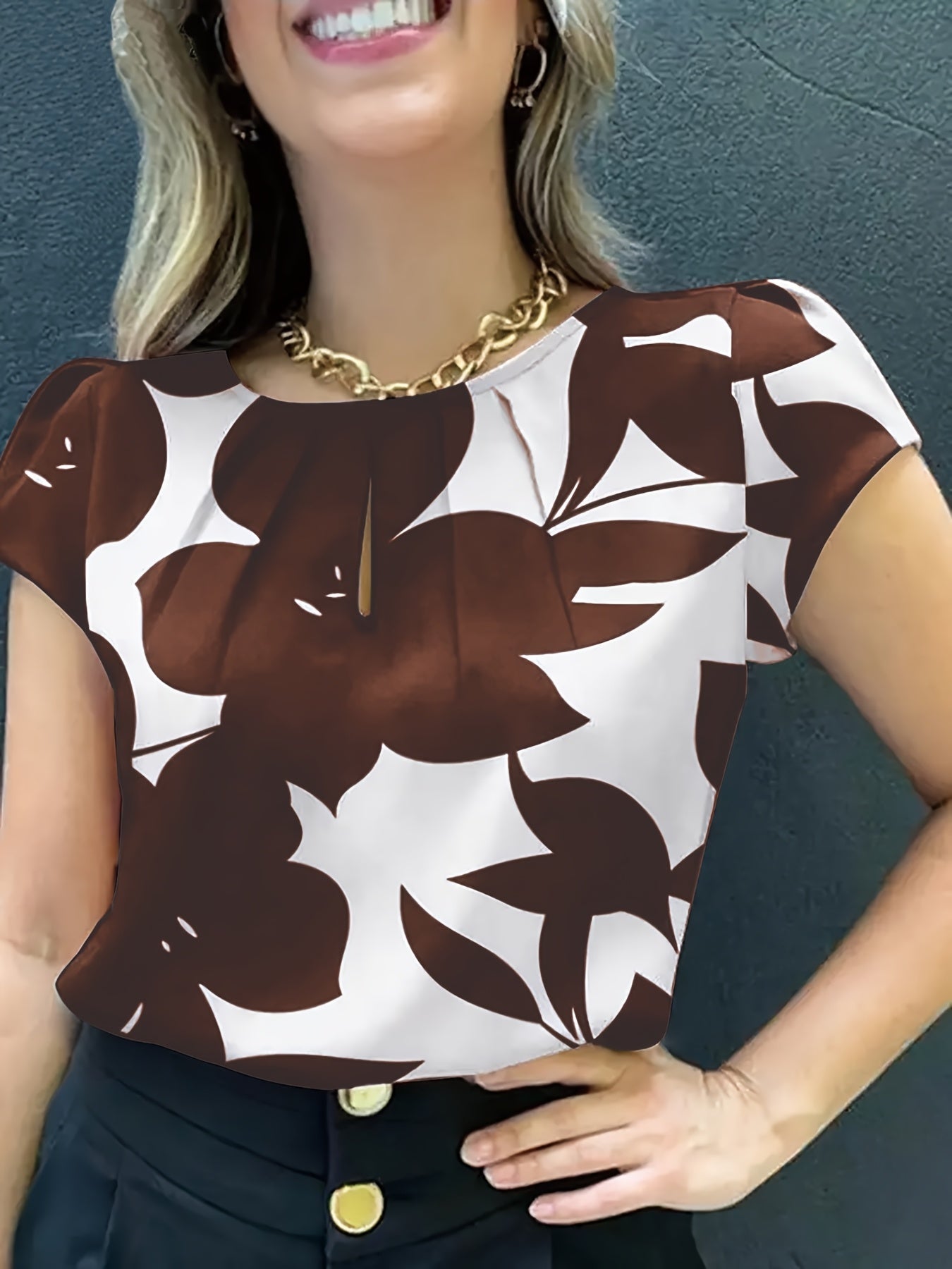Damen Bluse mit abstraktem Muster und Falten-Detail – Elegante Sommer-Office-Mode