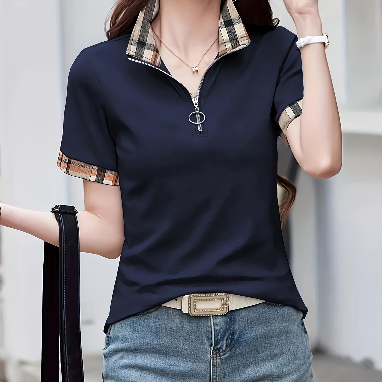Damen Poloshirt mit Reißverschluss-Kragen und Karodetails – Modisches Freizeitshirt für Alltag und Ausgehen