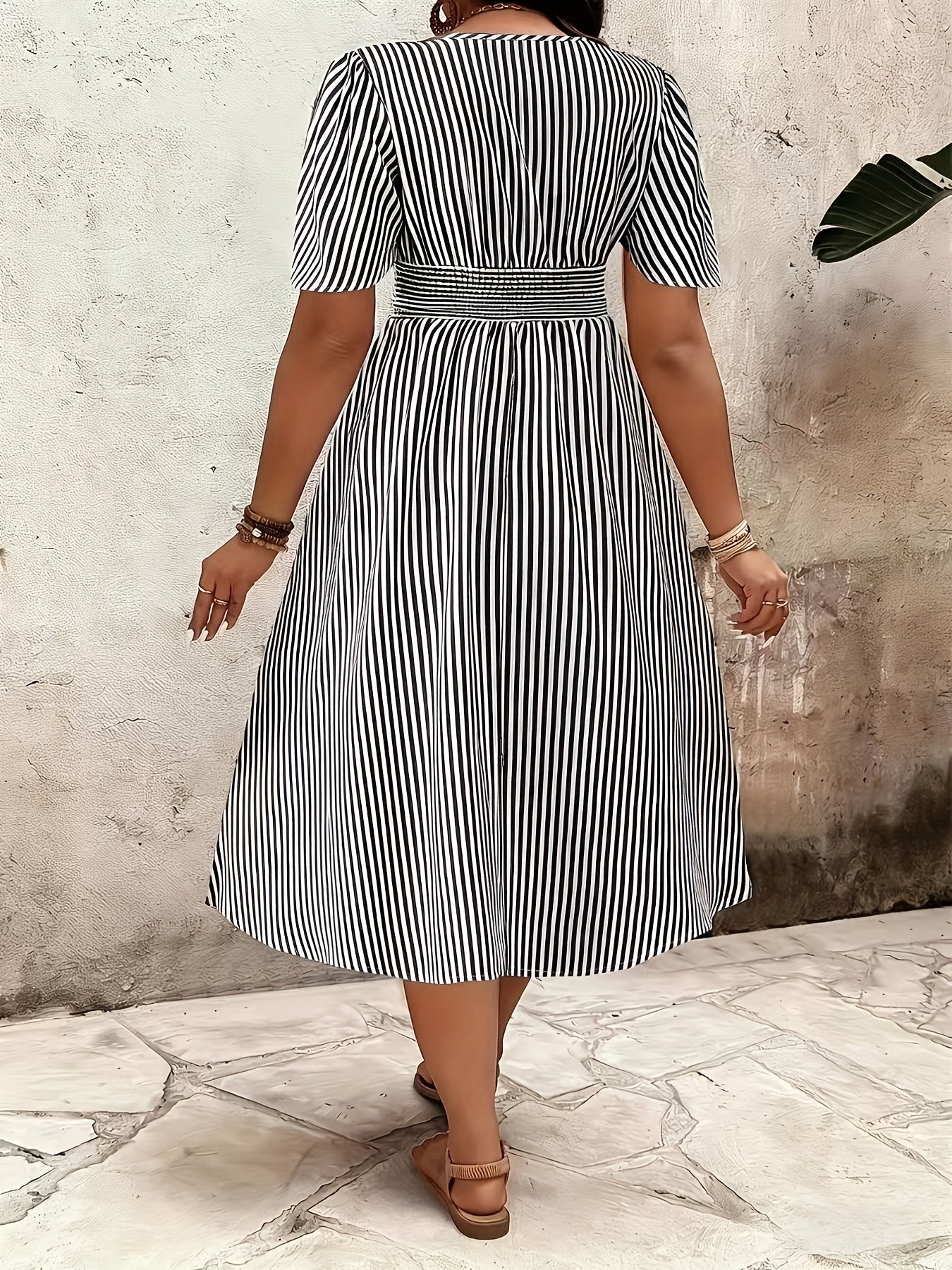 Damen Elegantes Streifen Midikleid mit Smokbund und V-Ausschnitt – Perfekt für besondere Anlässe