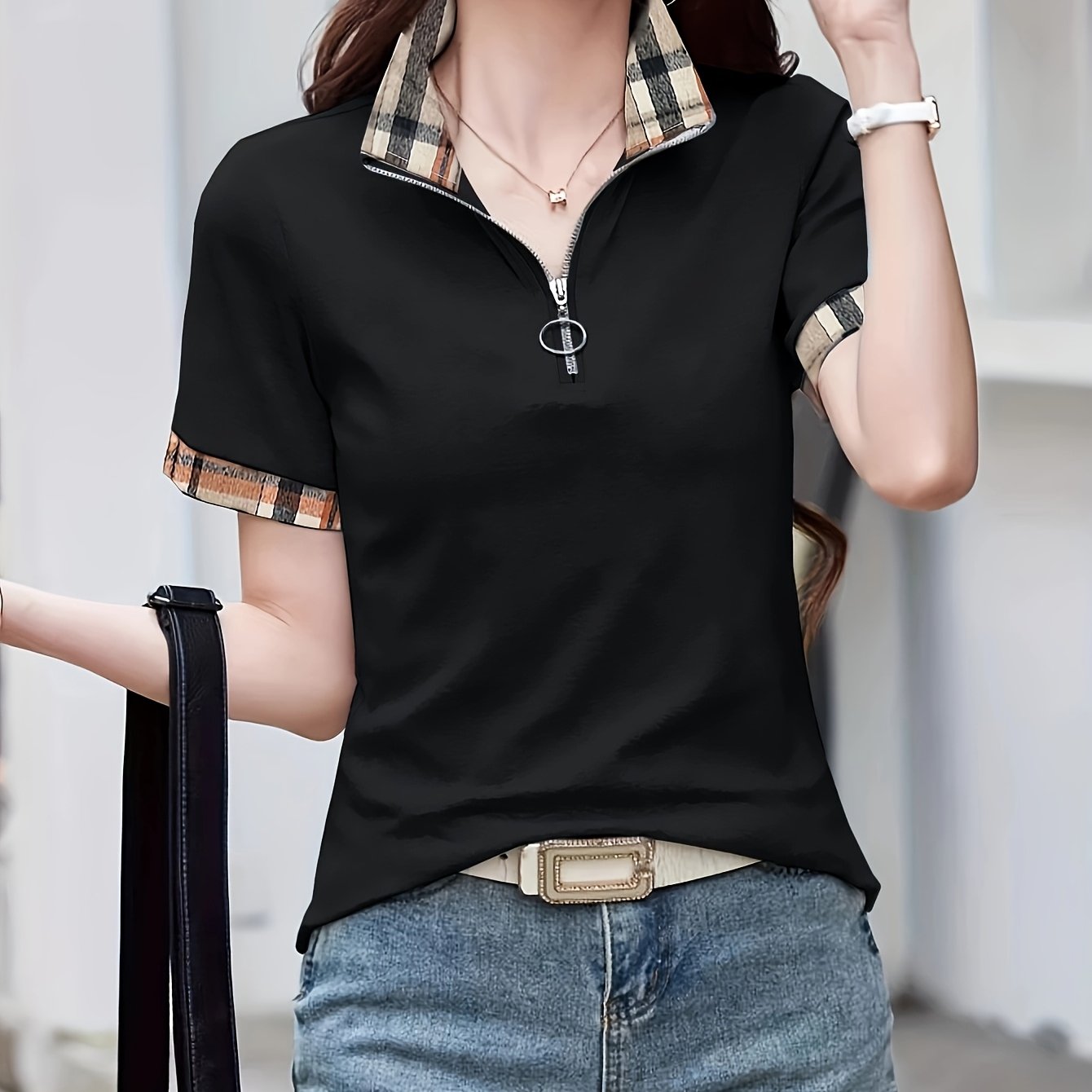 Damen Poloshirt mit Reißverschluss-Kragen und Karodetails – Modisches Freizeitshirt für Alltag und Ausgehen