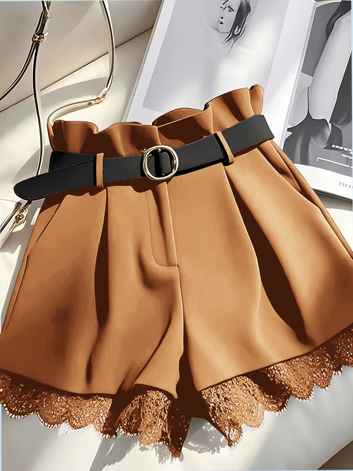 Damen High-Waist Paperbag Shorts mit Gürtel und Spitzenbesatz – Eleganter City-Look und Abend-Outfit