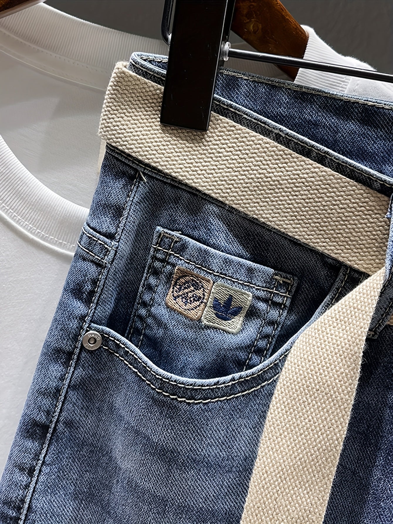 Herren Jeans im modernen Streetwear-Stil mit Gürtel – Lässige Denim-Hose für Alltag und Freizeit