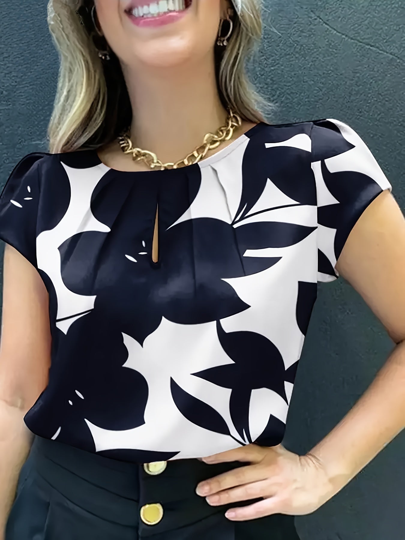 Damen Bluse mit abstraktem Muster und Falten-Detail – Elegante Sommer-Office-Mode