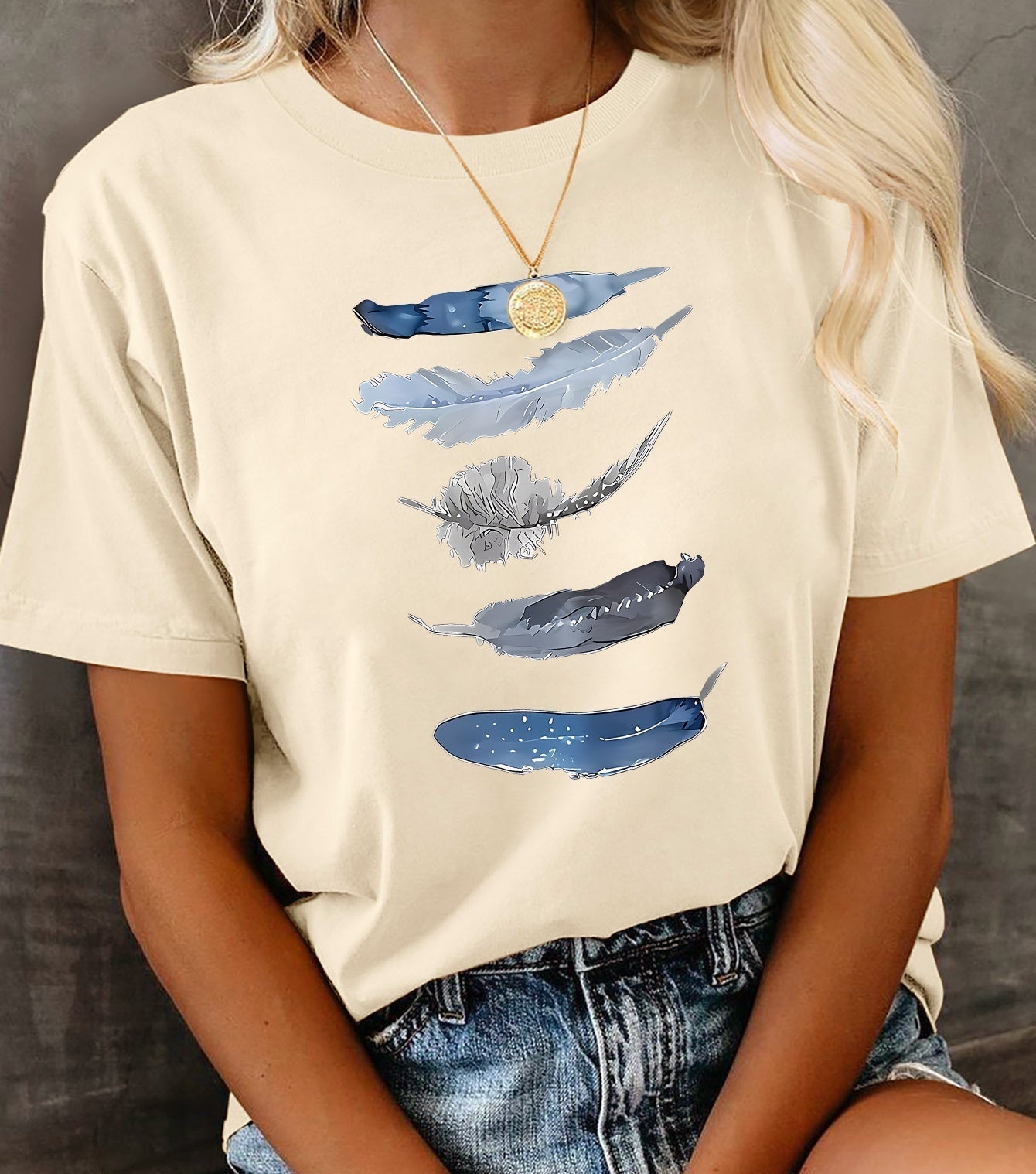 Damen T-Shirt mit künstlerischem Feder-Print – Lässiger Stil für Alltag & Freizeit