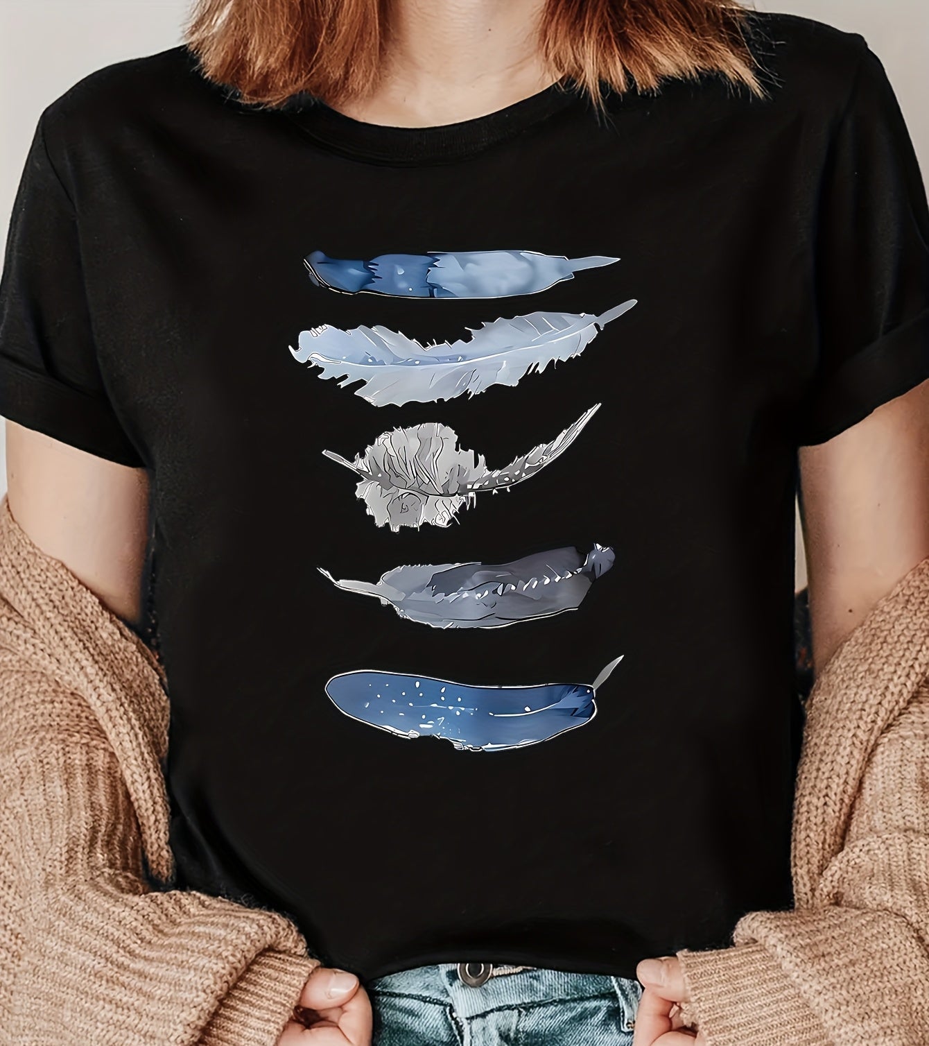 Damen T-Shirt mit künstlerischem Feder-Print – Lässiger Stil für Alltag & Freizeit