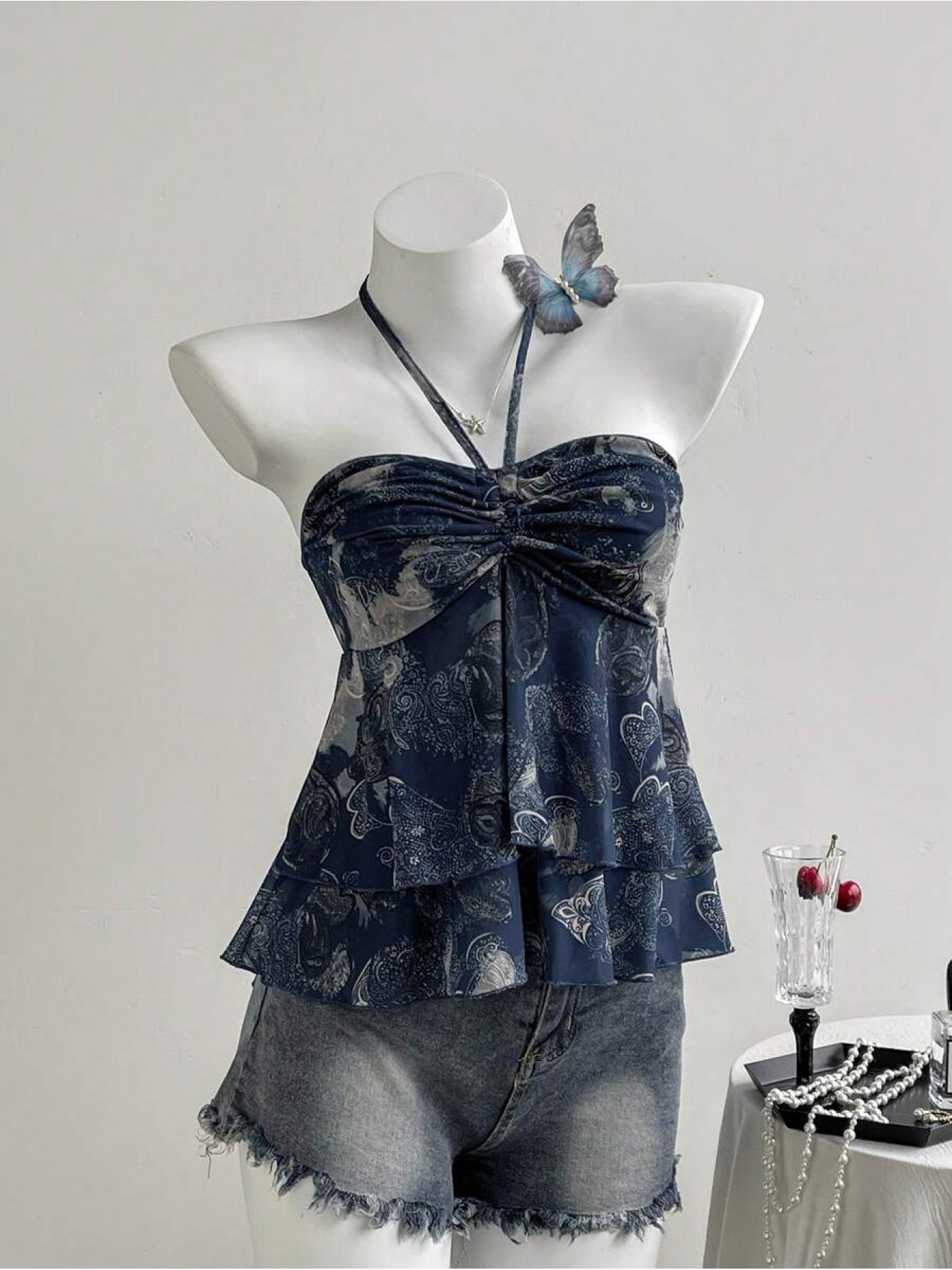 Damen Halterneck Volant-Top mit Herzmuster und Rüschen – Verspielter, femininer Look für Freizeit und Ausgehen