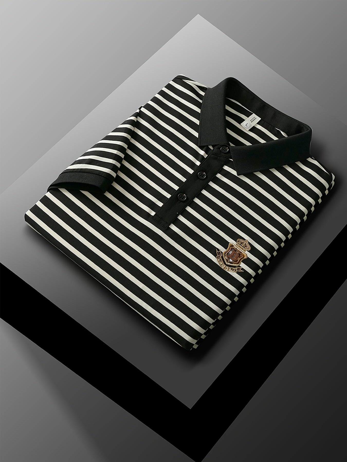 Herren Poloshirt mit Streifenmuster und Brust-Emblem – Klassisch, Kurzarm, Smart-Casual Stil