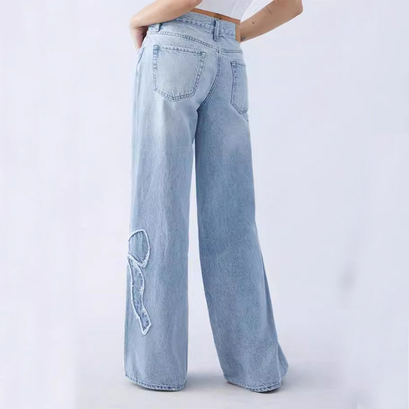 Judith – Gerade Damenjeans mit gesticktem Schmetterlingsdesign