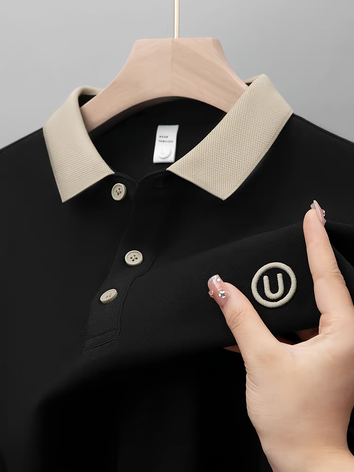 Herren Polohemd im Casual-Stil mit Kontrastkragen und dezentem Logo – Perfekt für Alltag und Freizeit
