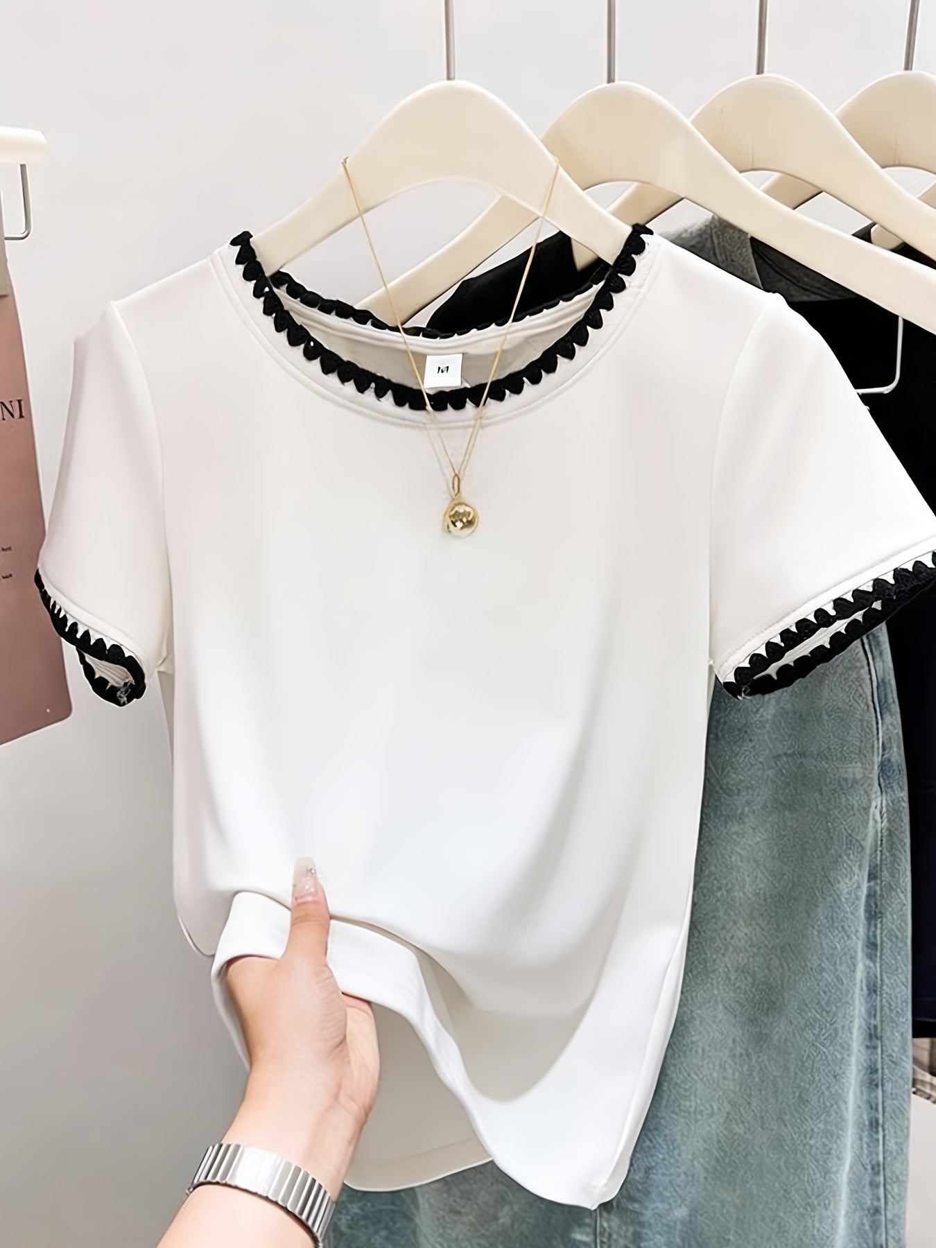 Damen Bluse mit Wellenkante und Rundhalsausschnitt – Eleganter Alltagsstil
