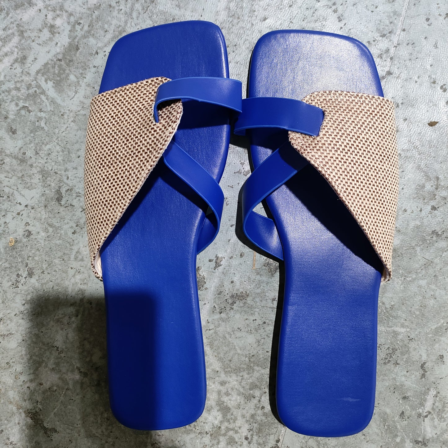 Damen Flache Sandalen mit Asymmetrischem Riemen – Elegante Bequeme Slipper für Alltag & Freizeit