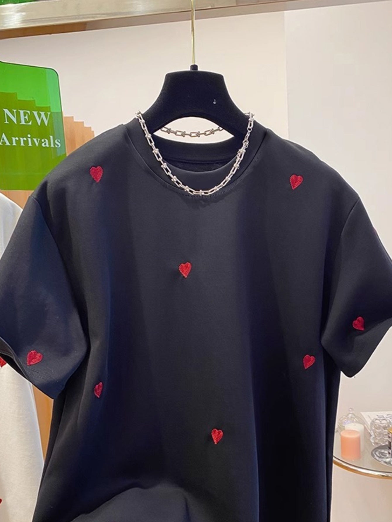 Damen T-Shirt mit gestickten Herzmotiven – Modisches Freizeitshirt für Alltag und Streetstyle