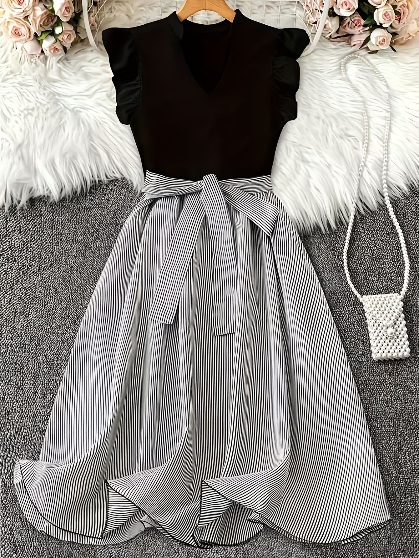 Damen Elegantes Kleid mit Streifenrock und Gürtel – Femininer Stil für besondere Anlässe