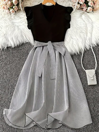 Damen Elegantes Kleid mit Streifenrock und Gürtel – Femininer Stil für besondere Anlässe