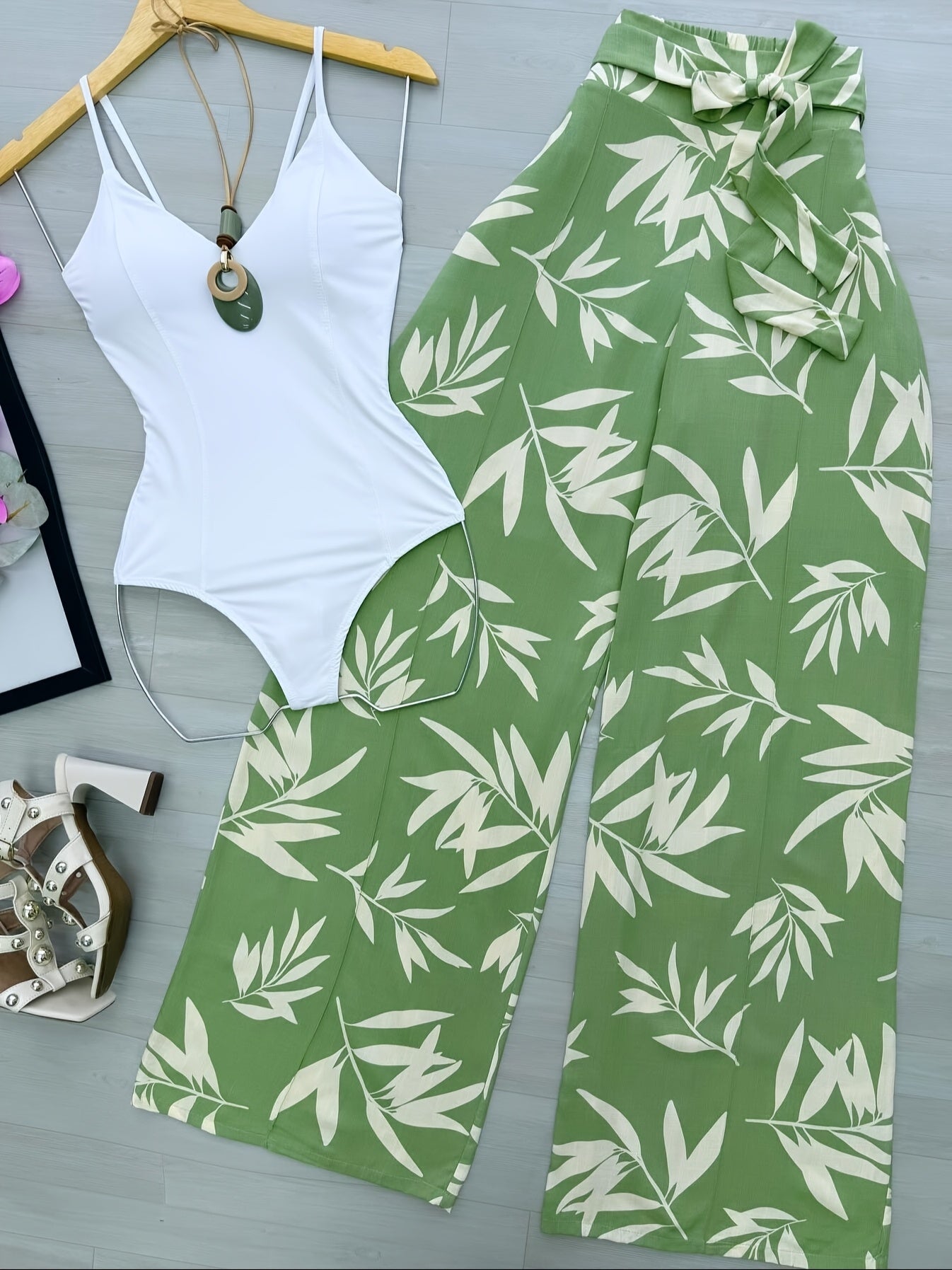 Damen Weite Palazzo-Hose mit tropischem Print und Bindegürtel – Eleganter Sommerstil