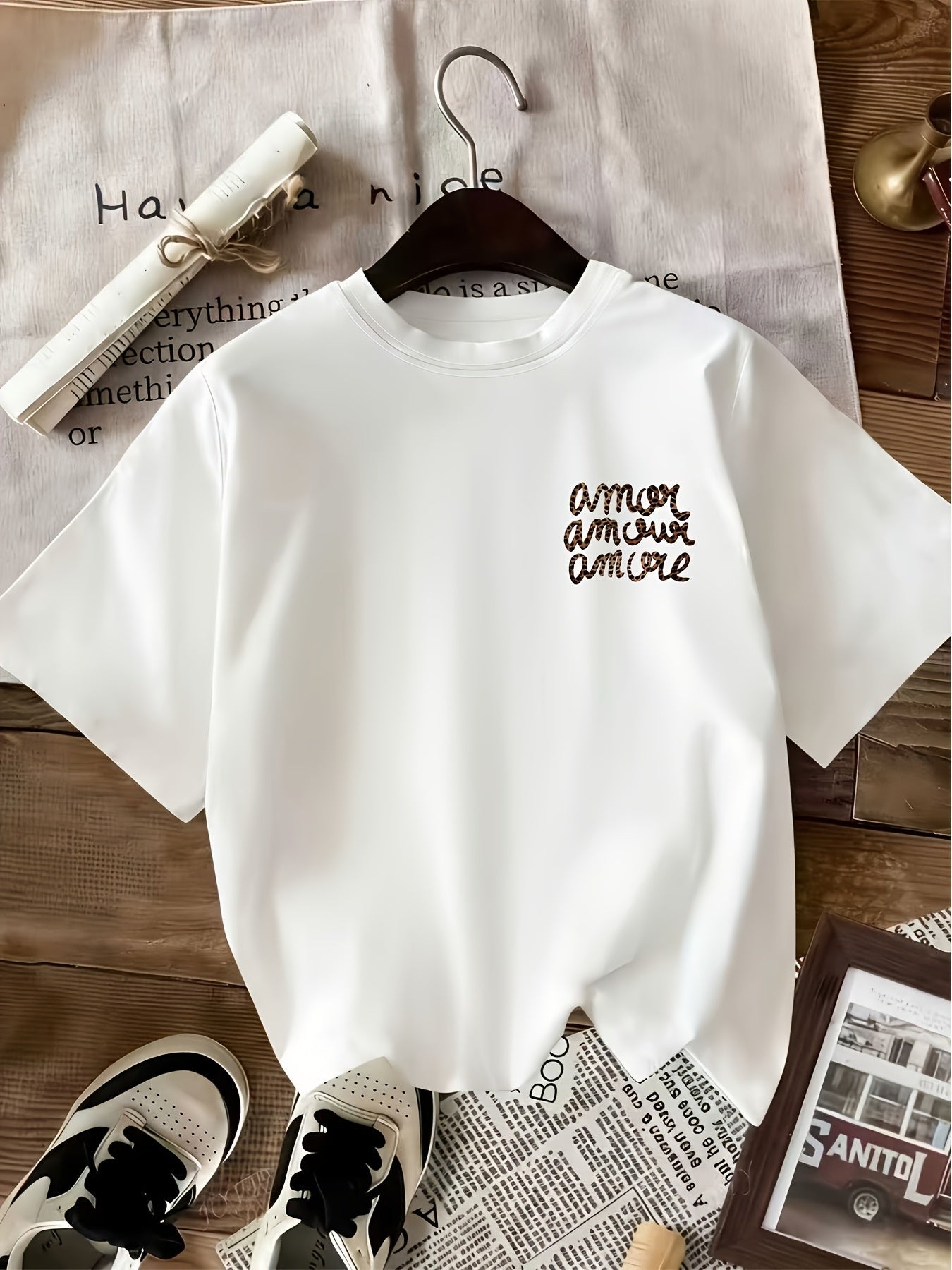 Damen T-Shirt mit Leopardenmuster-Schriftzug Amor Amour Amore – Trendiges Statement-Shirt
