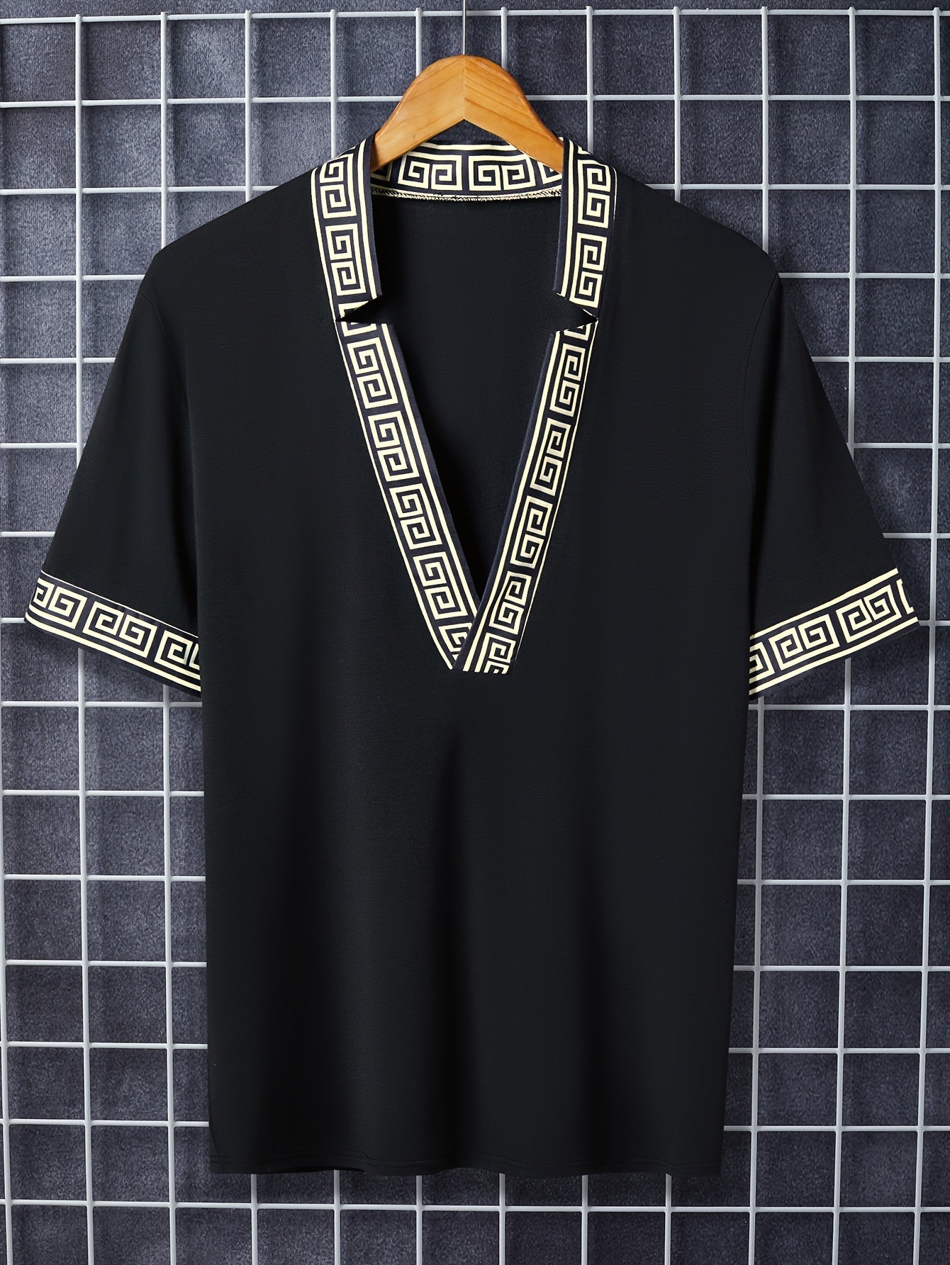 Herren Designer-Shirt mit tiefem V-Ausschnitt und geometrischem Muster – Elegantes Freizeit- & Partyhemd