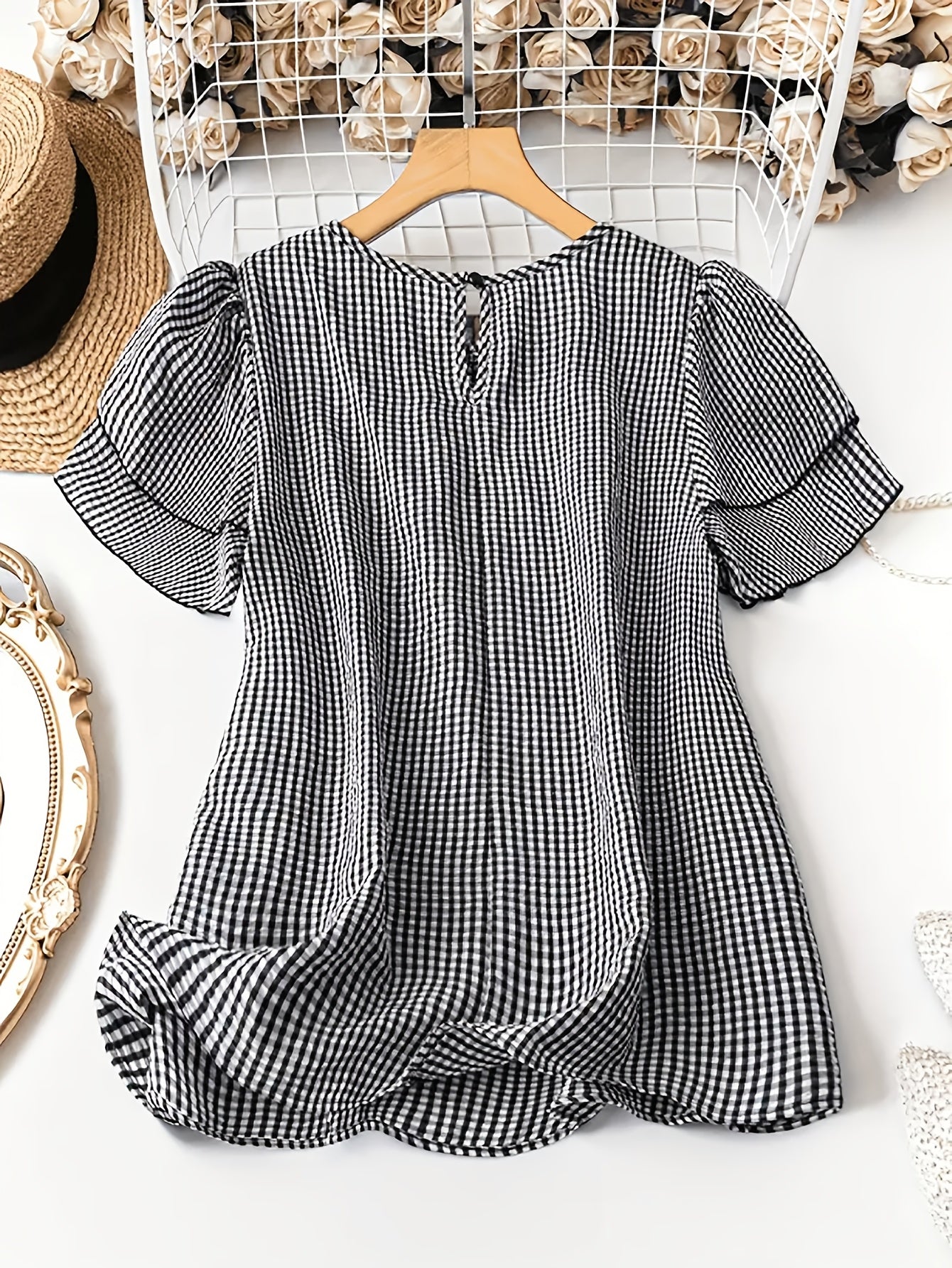 Damen Sommer Casual Gingham Bluse mit Jeansshorts – Modischer Freizeit-Look für den Garten oder Alltag