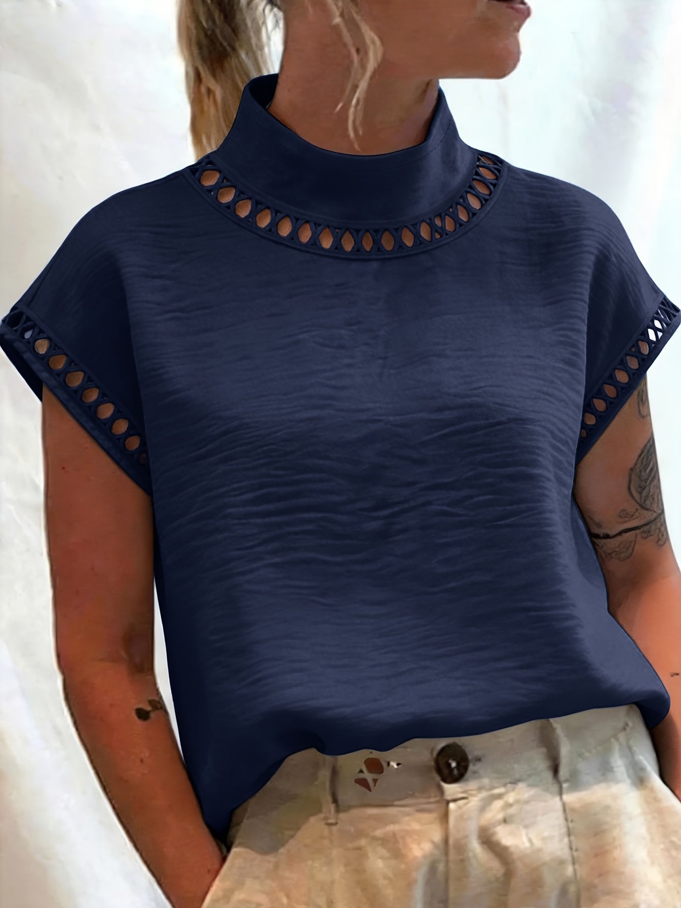 Damen Bluse mit Stehkragen und Cut-Out-Details – Eleganter Stil für Büro & Freizeit