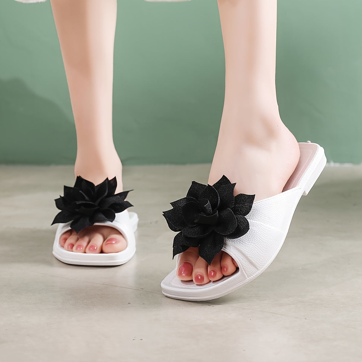Damen Blumen-Slipper Sandalen – Verspielte Sommerschuhe mit Blütenapplikation