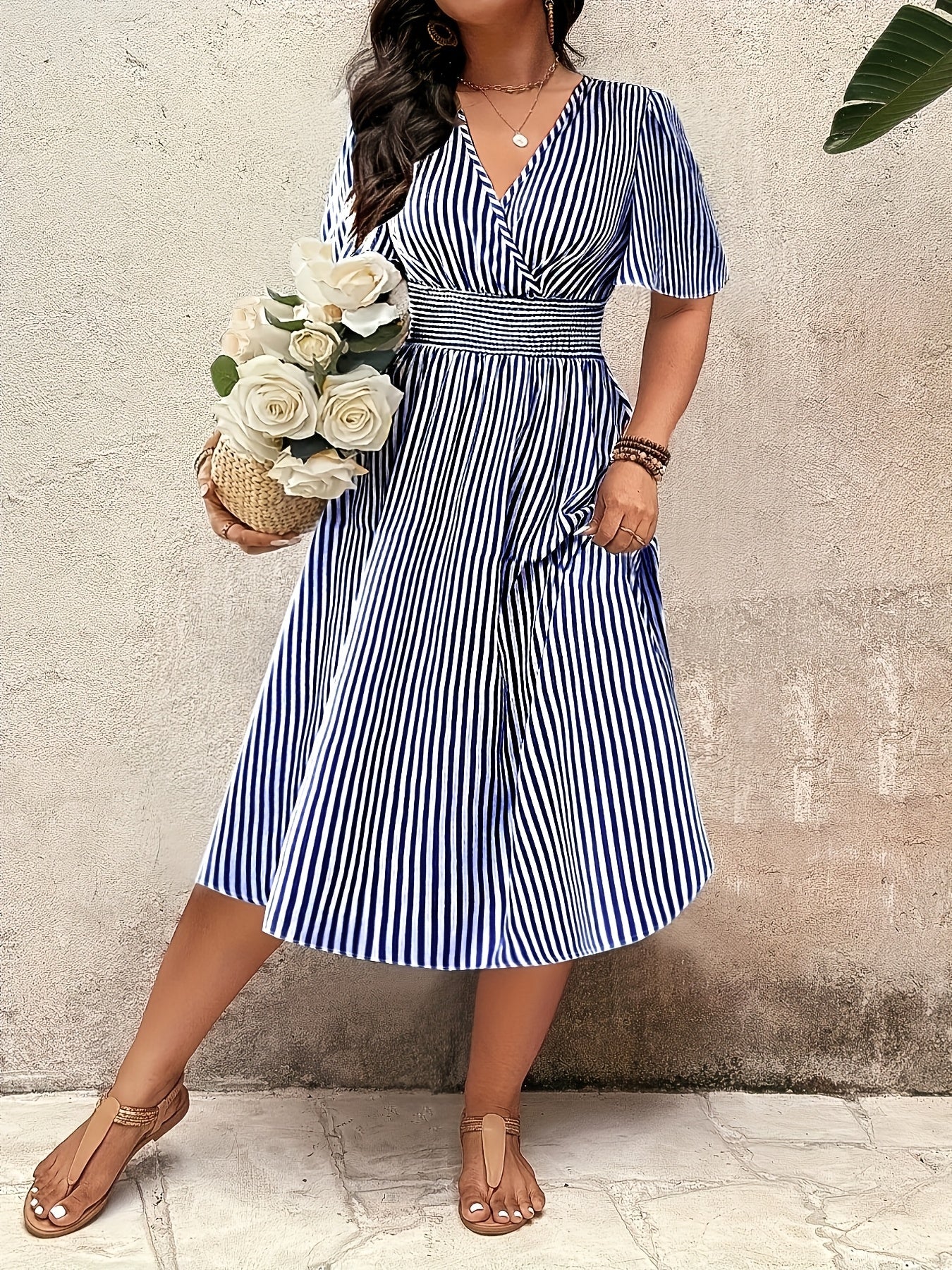 Damen Elegantes Streifen Midikleid mit Smokbund und V-Ausschnitt – Perfekt für besondere Anlässe