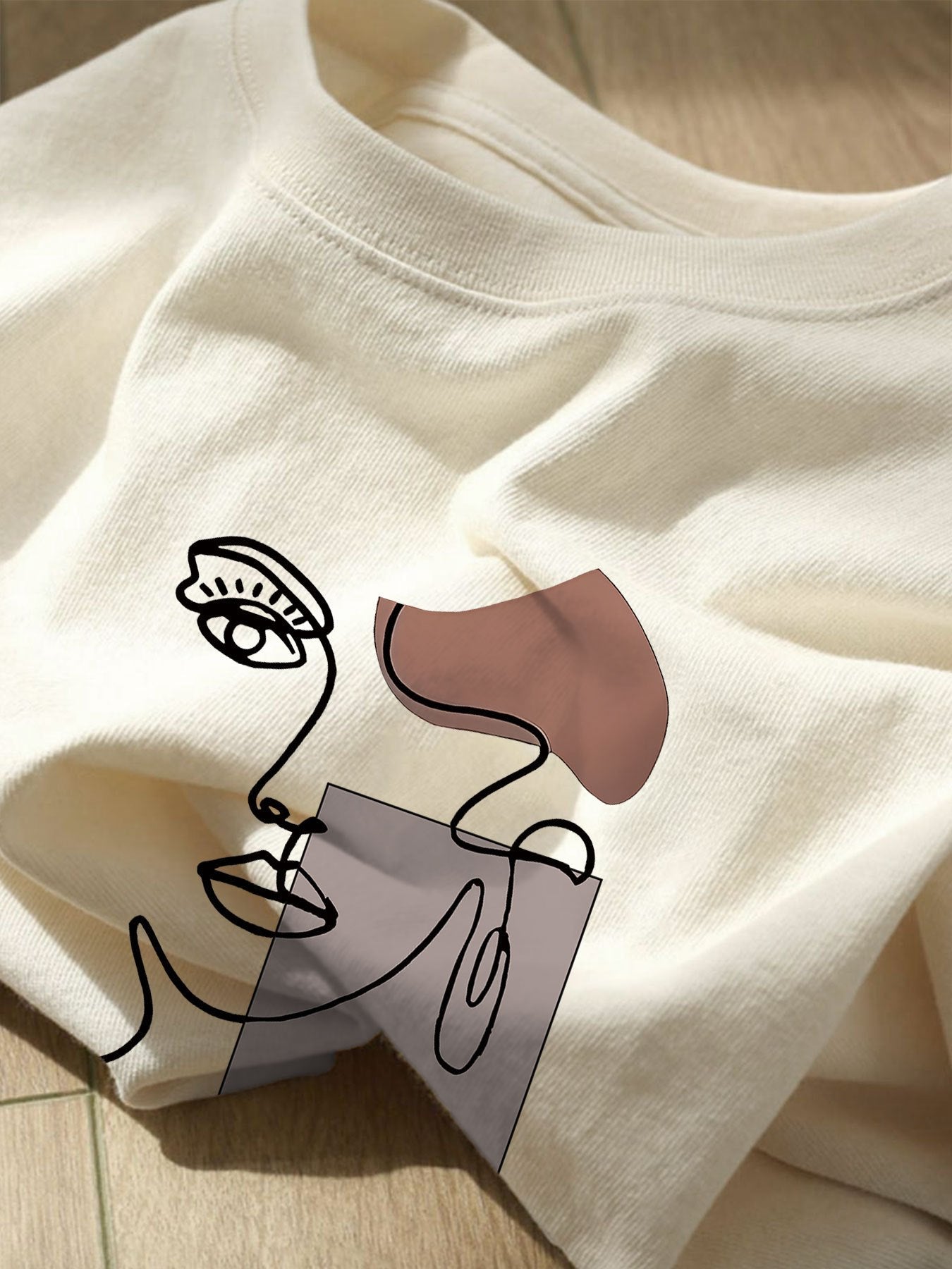 Damen T-Shirt mit abstraktem Gesicht Print – Modernes Casual Design für Alltag und Freizeit
