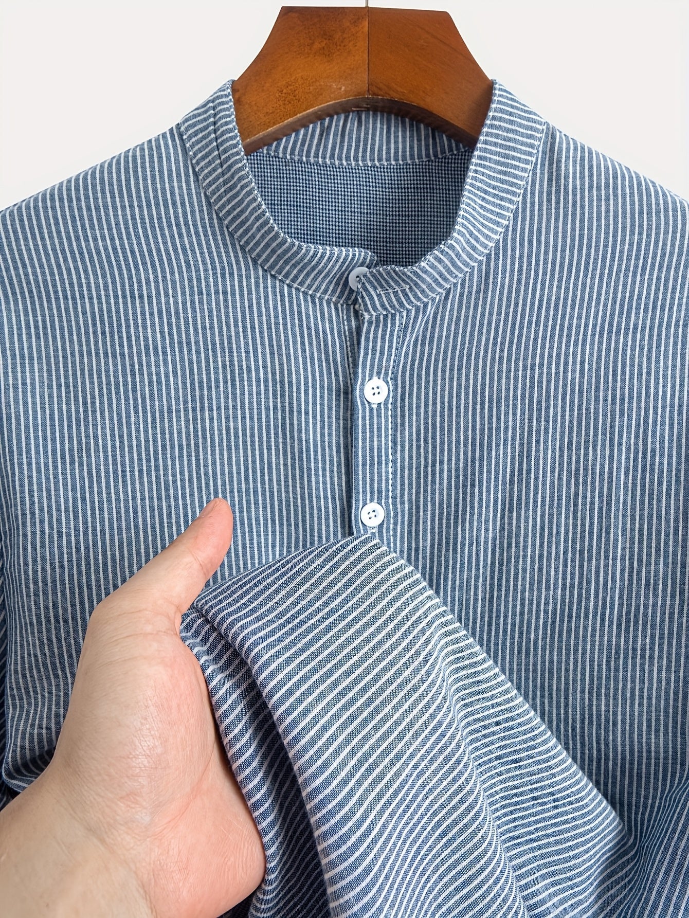 Herren Kurzarm-Henley mit Stehkragen und feinem Streifenmuster – Moderner Freizeitstil
