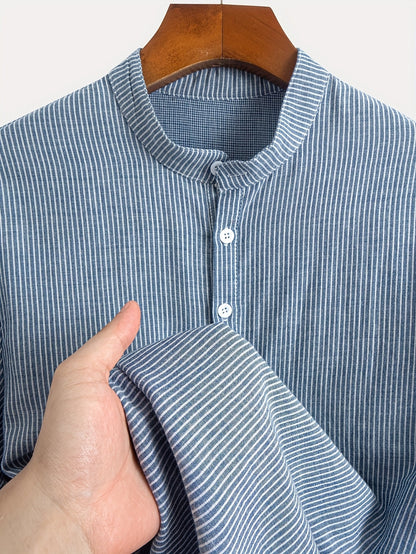Herren Kurzarm-Henley mit Stehkragen und feinem Streifenmuster – Moderner Freizeitstil