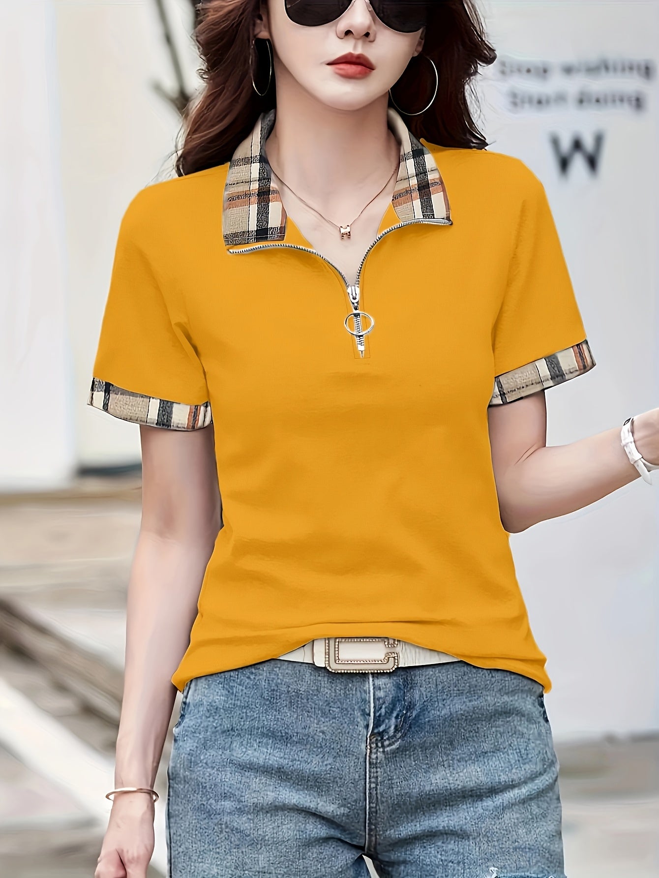 Damen Poloshirt mit Reißverschluss-Kragen und Karodetails – Modisches Freizeitshirt für Alltag und Ausgehen