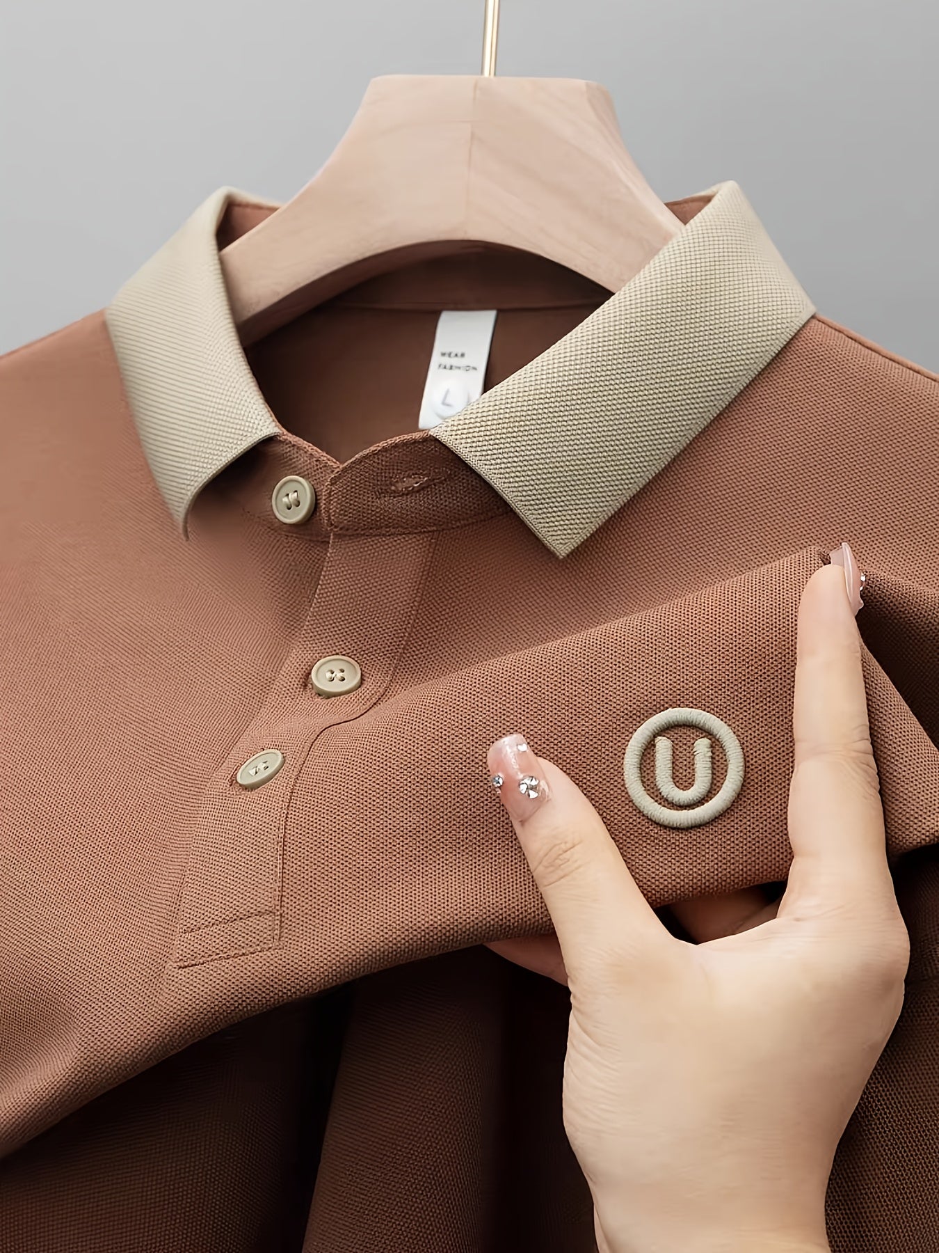 Herren Polohemd im Casual-Stil mit Kontrastkragen und dezentem Logo – Perfekt für Alltag und Freizeit