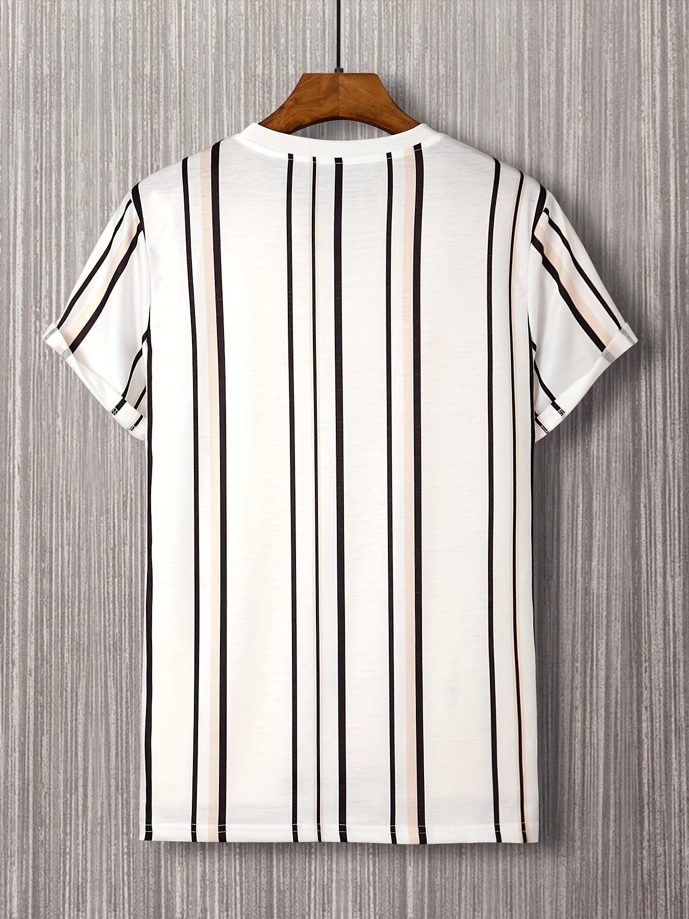 Herren T-Shirt mit vertikalem Streifenmuster und modernem Grafik-Print – Freizeit & Streetstyle