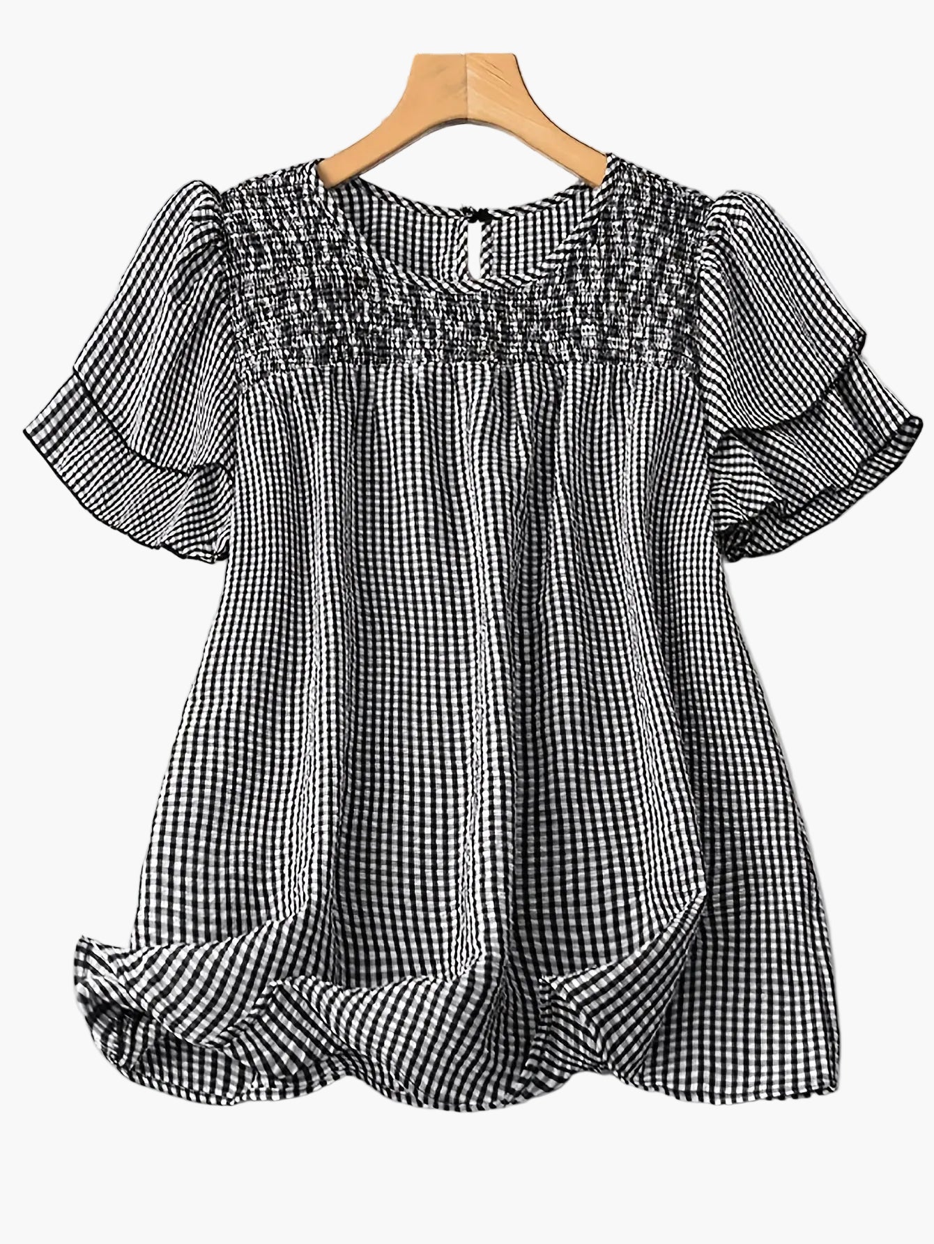 Damen Sommer Casual Gingham Bluse mit Jeansshorts – Modischer Freizeit-Look für den Garten oder Alltag