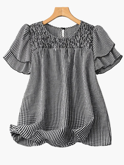 Damen Sommer Casual Gingham Bluse mit Jeansshorts – Modischer Freizeit-Look für den Garten oder Alltag