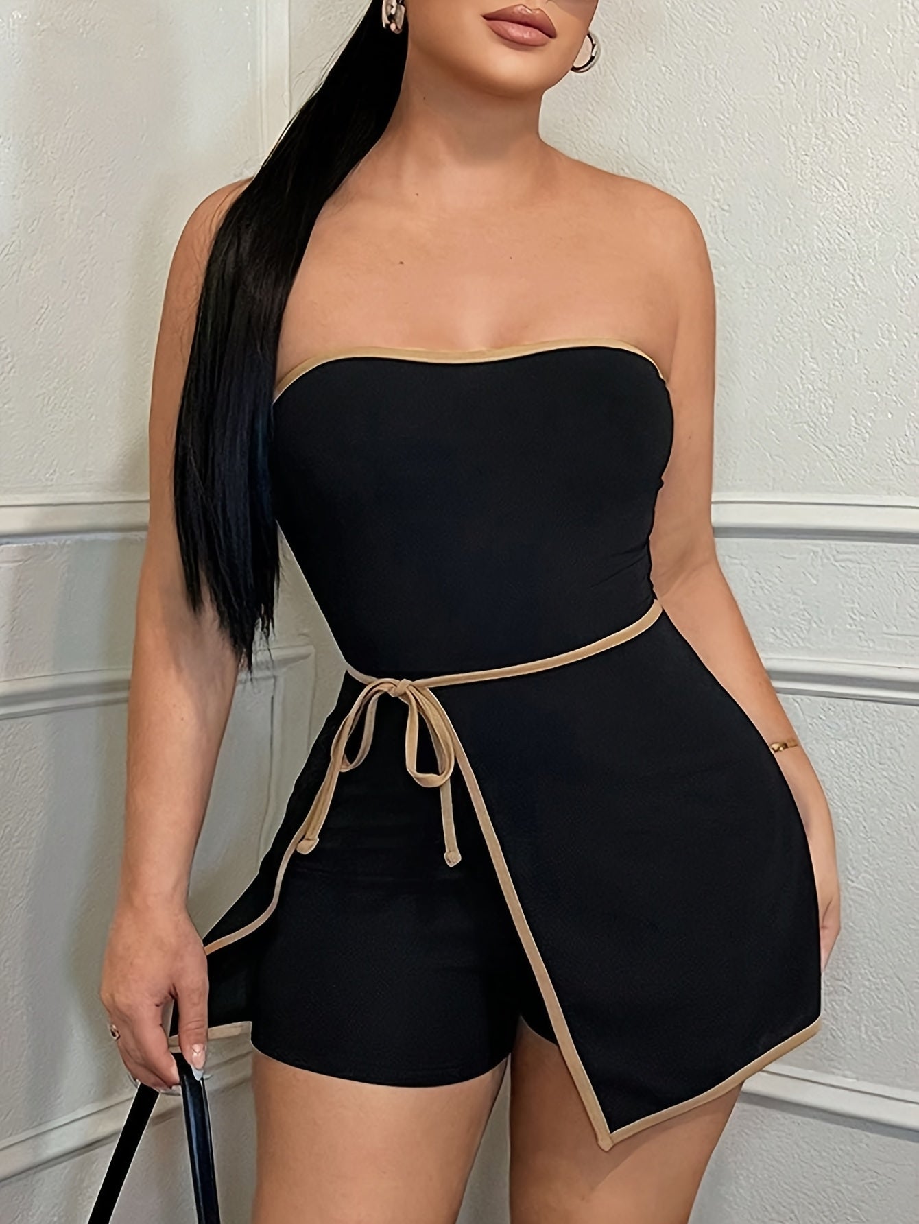 Damen Eleganter Bandeau Jumpsuit mit Gürtel und asymmetrischem Rock-Overlay – Stilvoller Einteiler für Alltag und Ausgehen