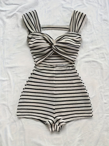 Damen Strick-Romper mit Streifen und Twist-Front – Modischer Einteiler für Freizeit & Sommer