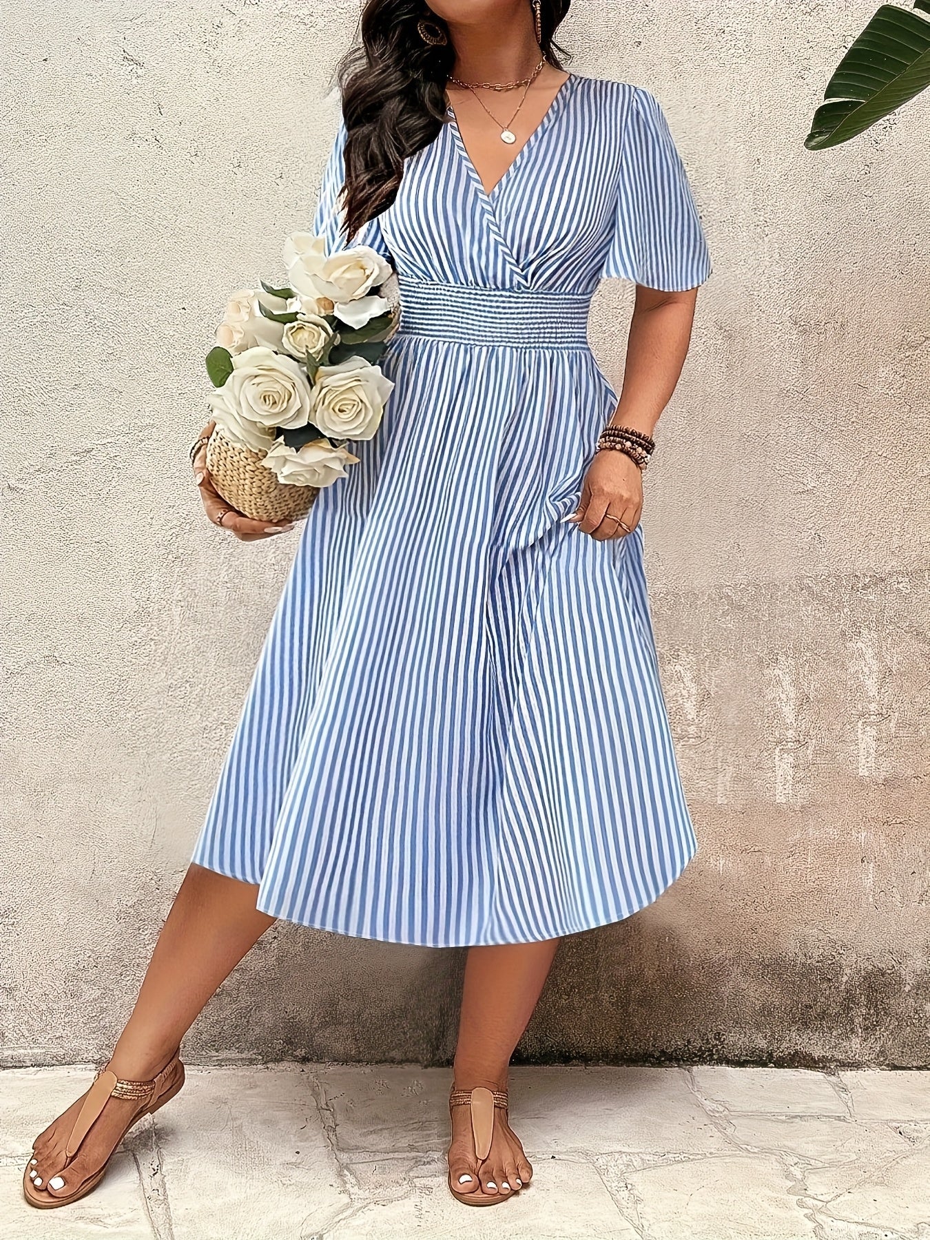 Damen Elegantes Streifen Midikleid mit Smokbund und V-Ausschnitt – Perfekt für besondere Anlässe