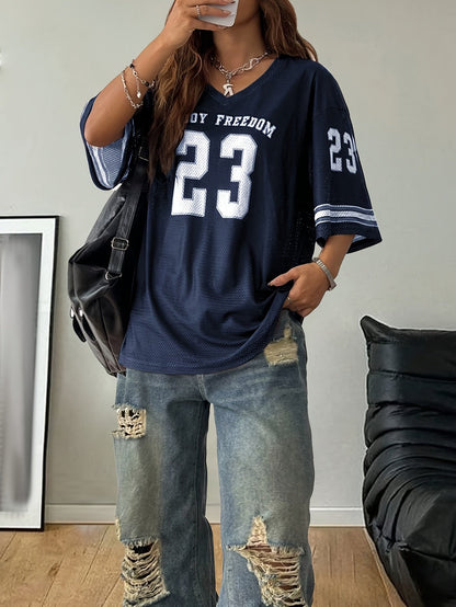 Damen Street Style Oversize Jersey Shirt mit Nummern-Print und Weiten Destroyed Jeans – Lässiges Freizeitoutfit