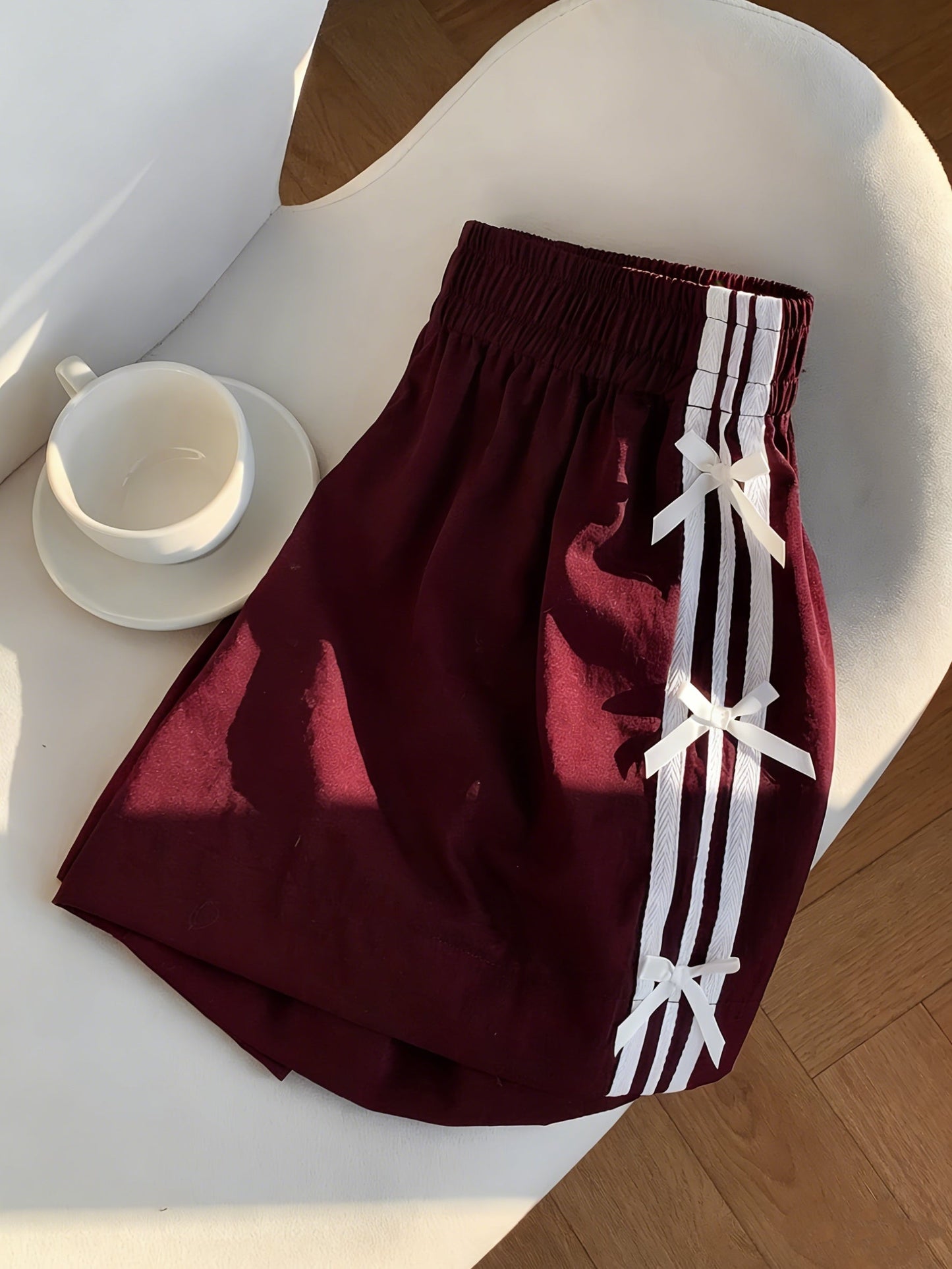 Damen Sommer Shorts mit Schleifendetail und sportlichem Streifen – Freizeit & Urlaub