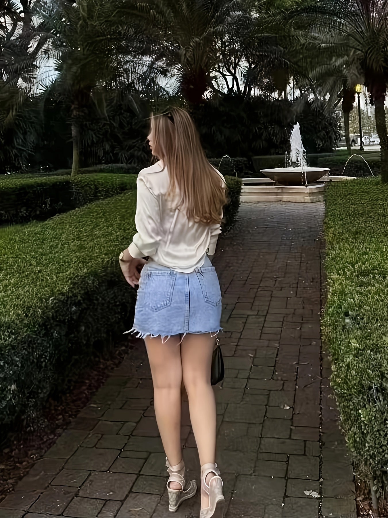 Damen Eleganter Streetstyle Look – Satinbluse und Jeansrock Kombi für Freizeit & Alltag