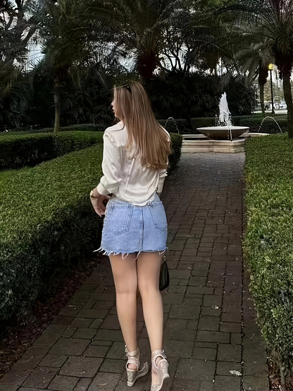 Damen Eleganter Streetstyle Look – Satinbluse und Jeansrock Kombi für Freizeit & Alltag