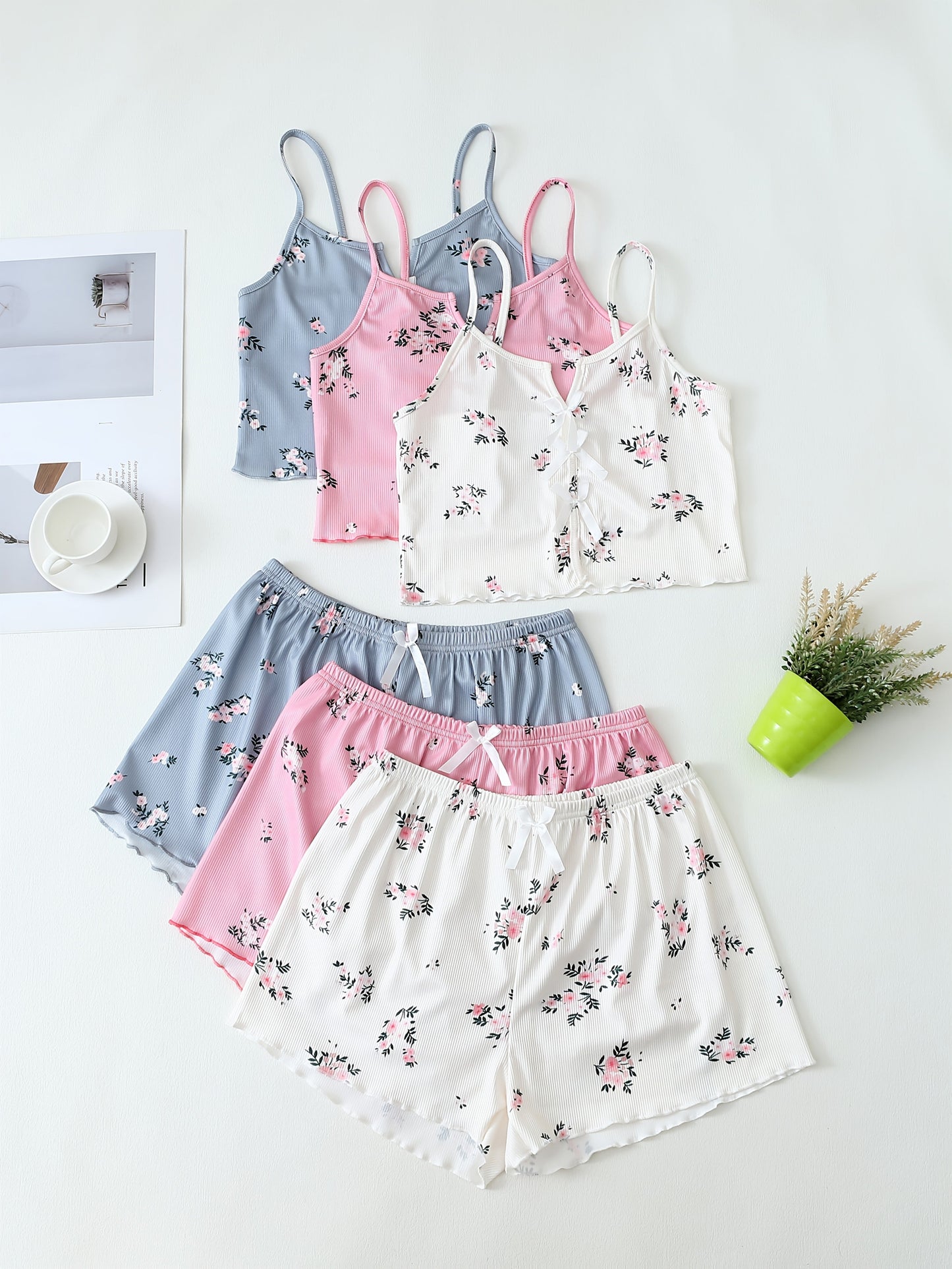 Damen Pyjama Set mit Blumenmuster – 3-teiliges Sommer Schlafanzug Set mit Träger-Top und Shorts, Ideal für Zuhause und als Nachtwäsche