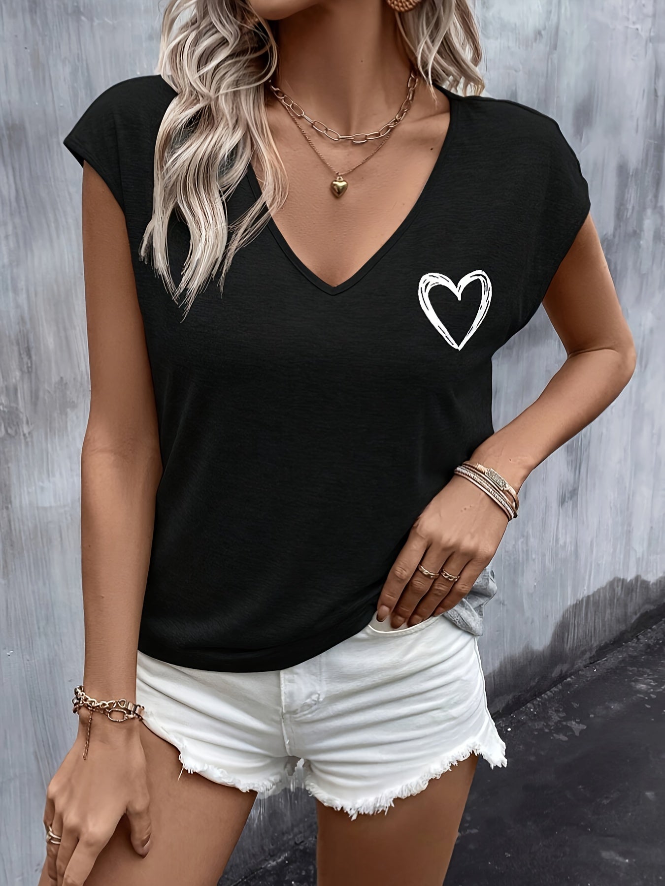 Damen T-Shirt mit Herz-Print und V-Ausschnitt – Lässiger Sommerstil für Freizeit und Alltag